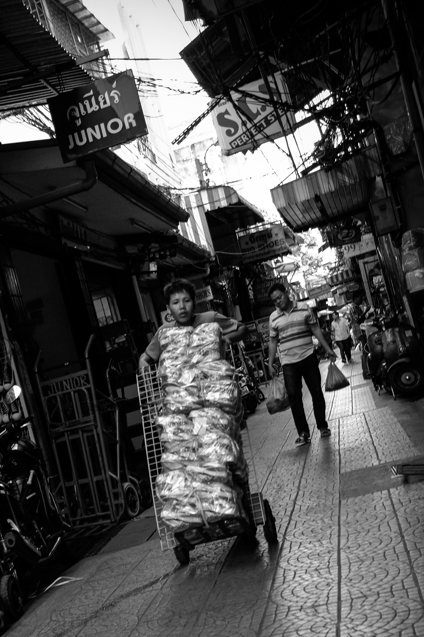 Fujifilm XF 10-24mm F4 R OIS sample photo. Streets of chinatown #bangkok photography