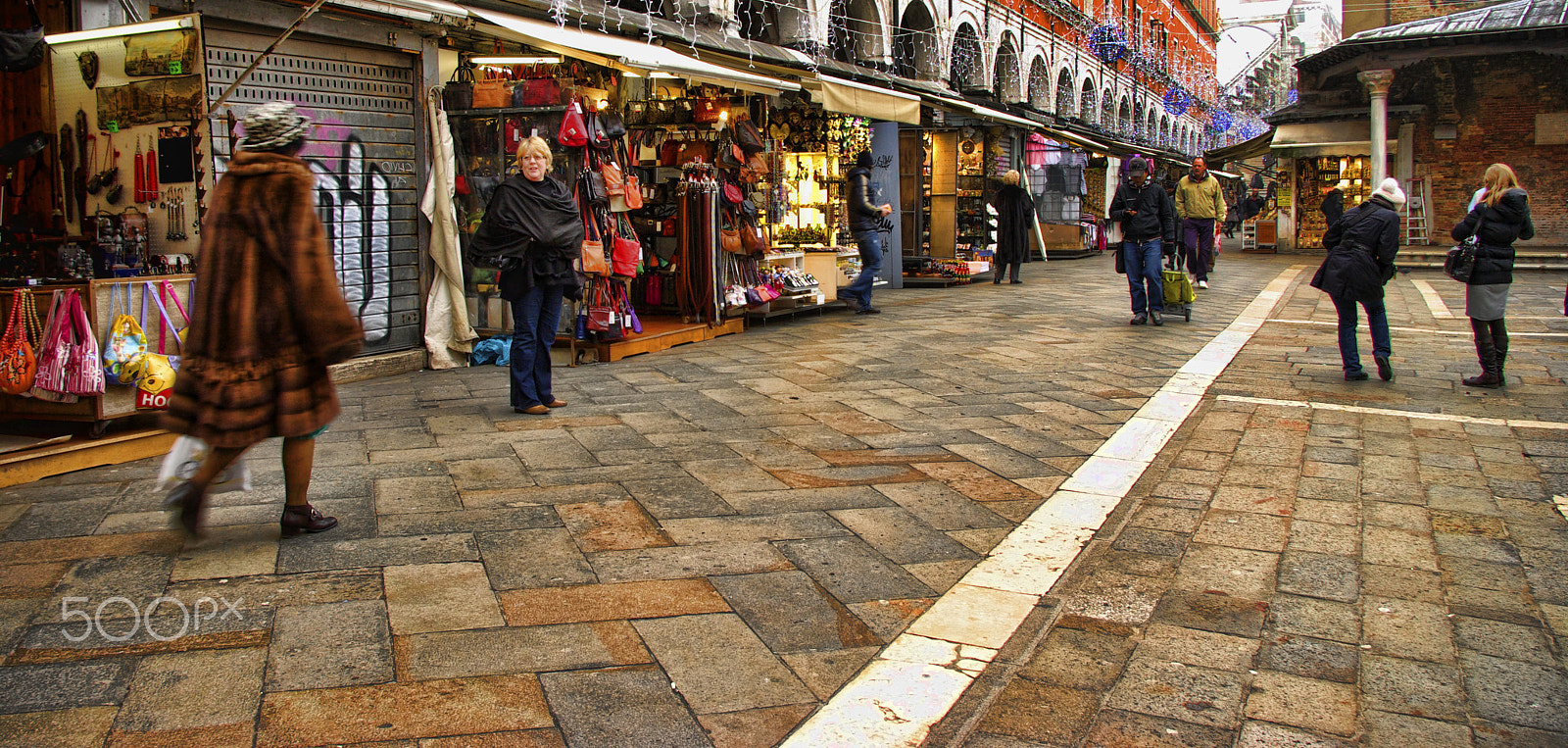 Samsung GX-10 + Schneider D-XENON 18-55mm F3.5-5.6 sample photo. Venice shopping photography