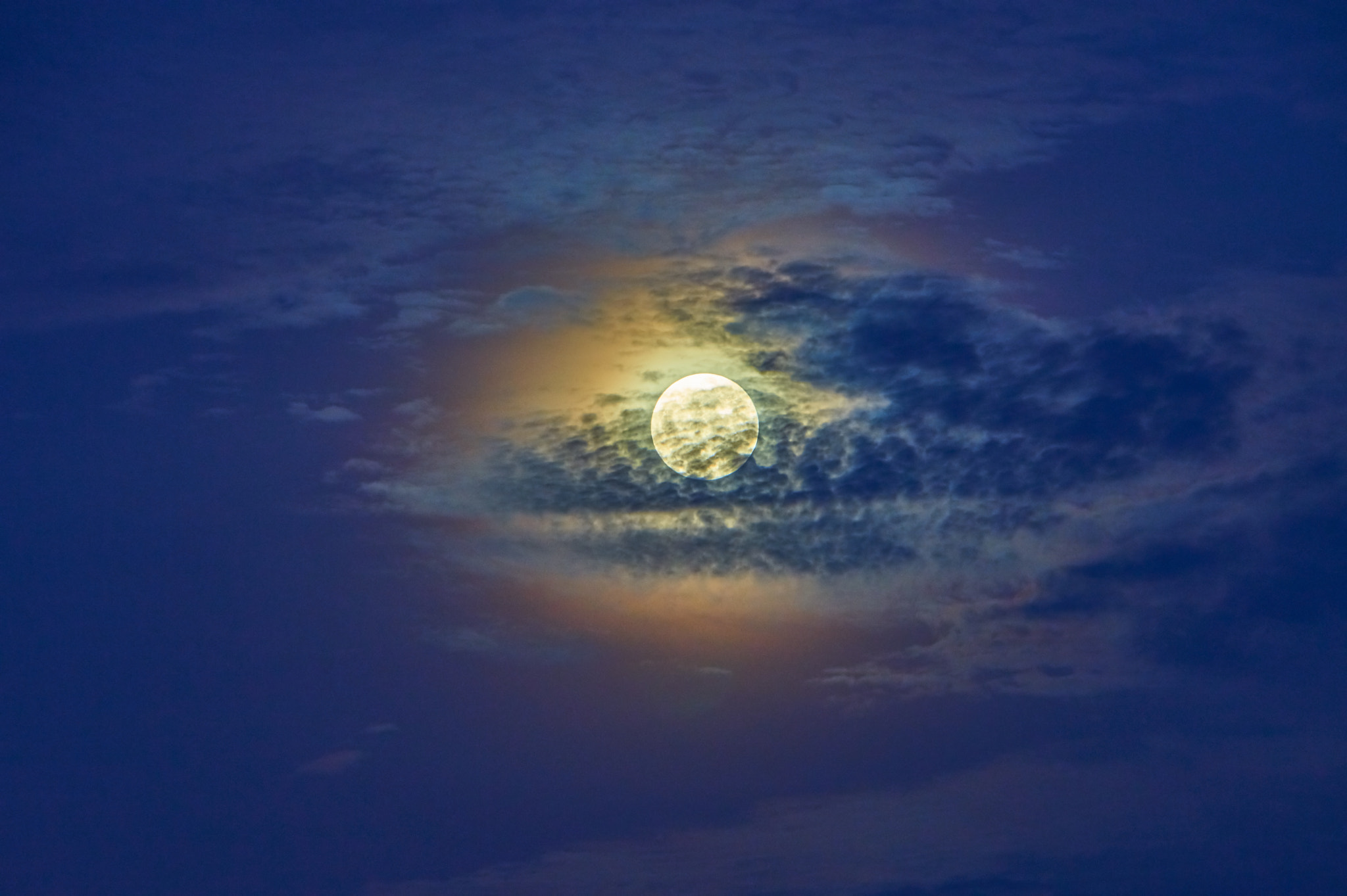 Sony E 18-200mm F3.5-6.3 OSS LE sample photo. Moon before eclipse photography
