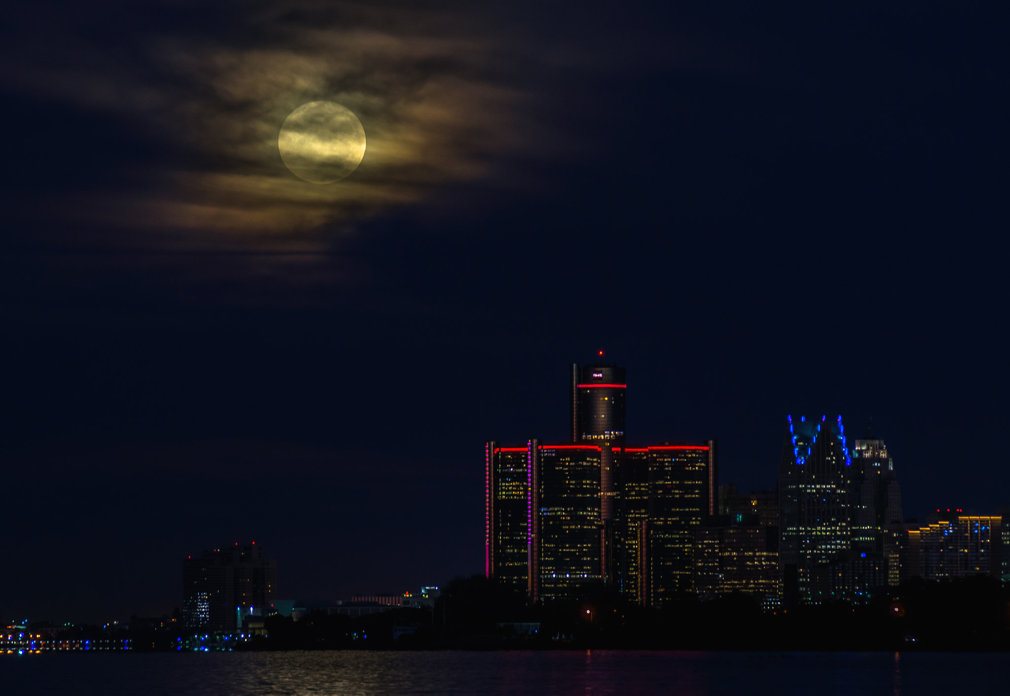 Sony Alpha DSLR-A580 + Tamron SP AF 70-200mm F2.8 Di LD (IF) MACRO sample photo. Detroit moonset photography