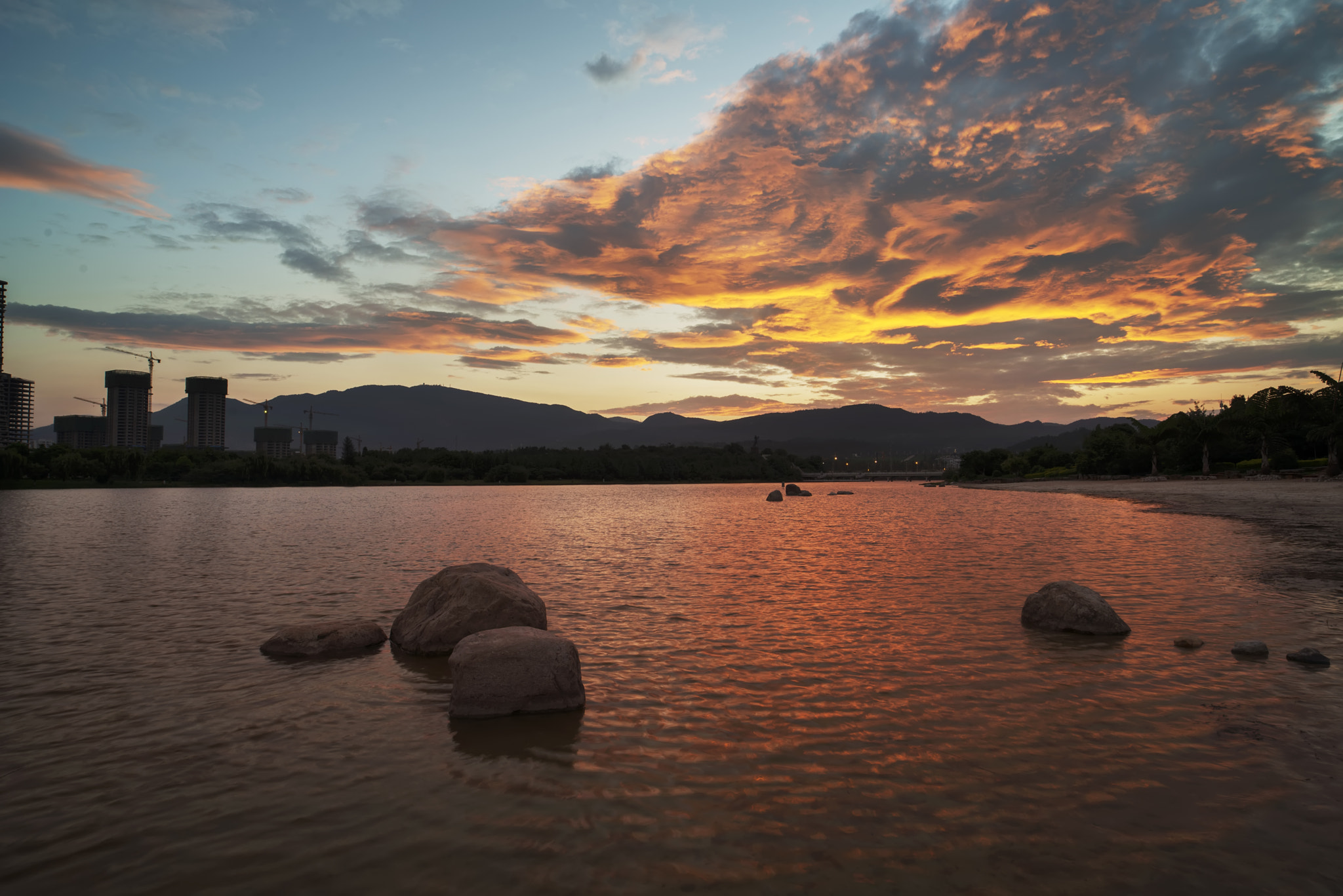 Nikon D800E + ZEISS Distagon T* 21mm F2.8 sample photo. Sunglow reflects the yuxi river photography