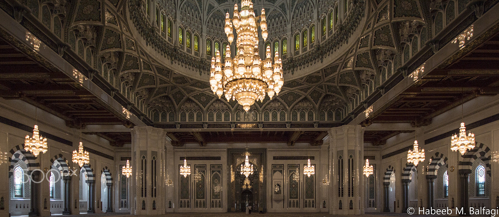 Canon EOS 100D (EOS Rebel SL1 / EOS Kiss X7) + Sigma 10-20mm F4-5.6 EX DC HSM sample photo. Sultan qaboos grand mosque photography