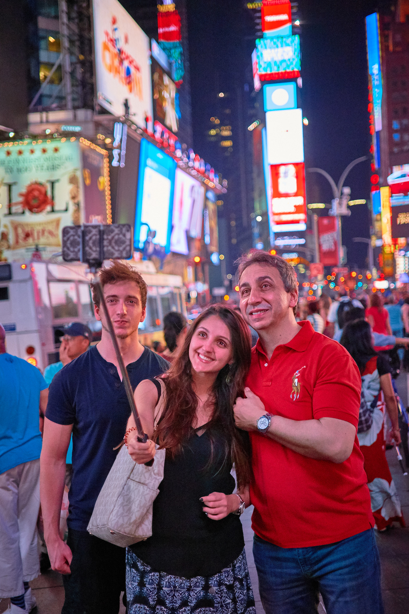 Fujifilm X-T1 + ZEISS Touit 32mm F1.8 sample photo. The times square selfie family photography