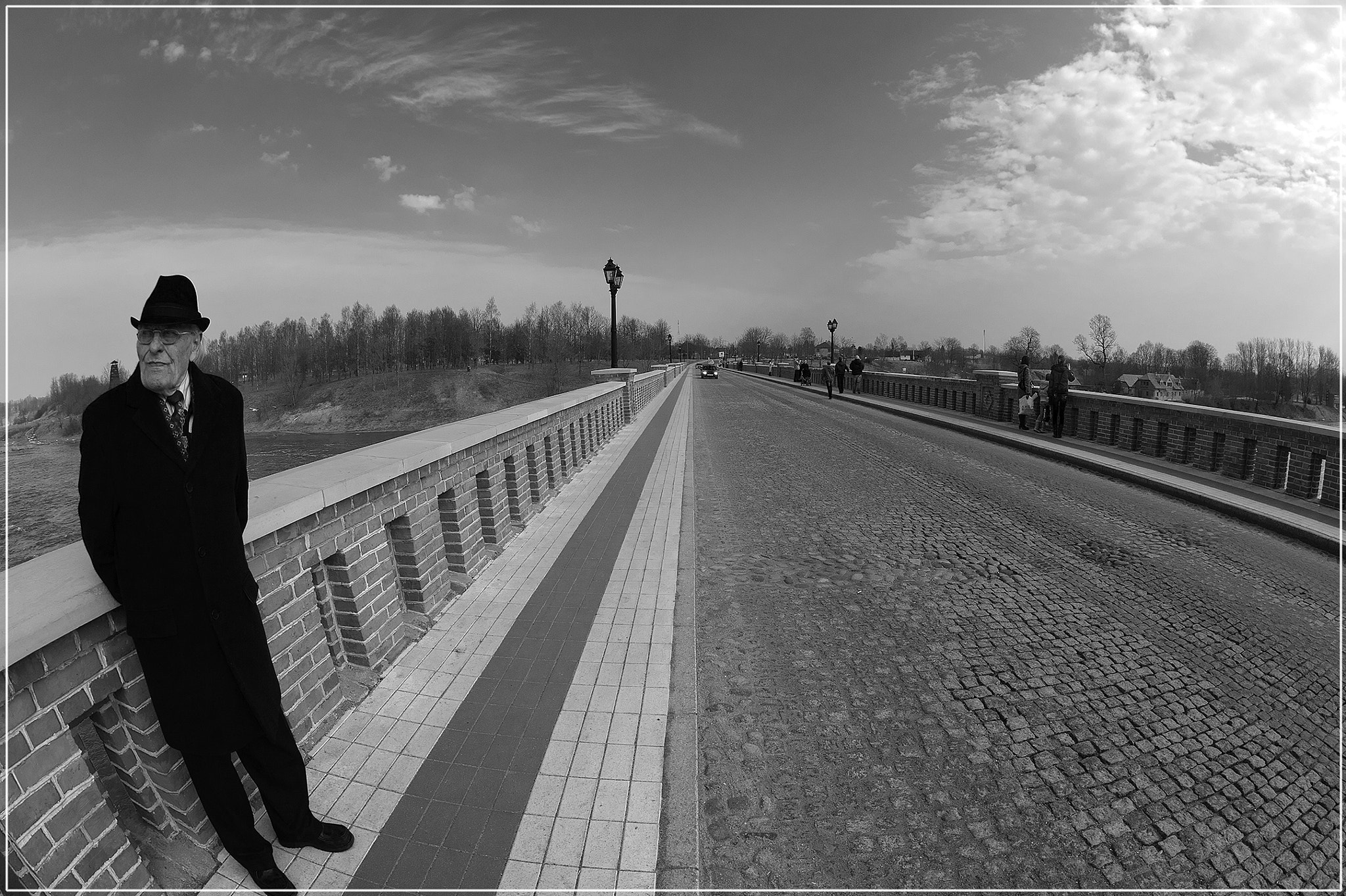 Nikon D700 + Nikon AF Fisheye-Nikkor 16mm F2.8D sample photo. On the bridge photography