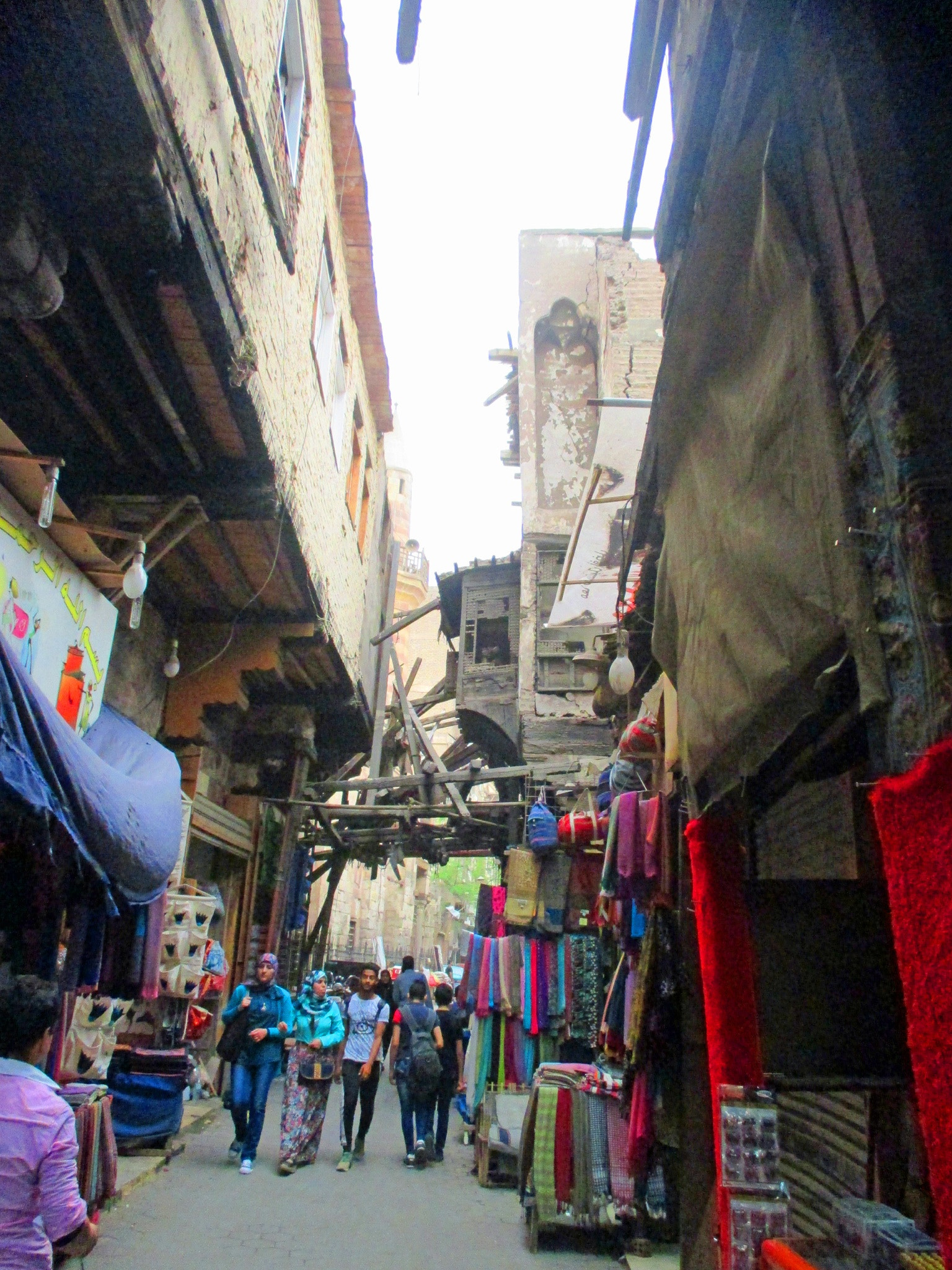 Canon PowerShot ELPH 135 (IXUS 145 / IXY 120) sample photo. Walking in old cairo photography