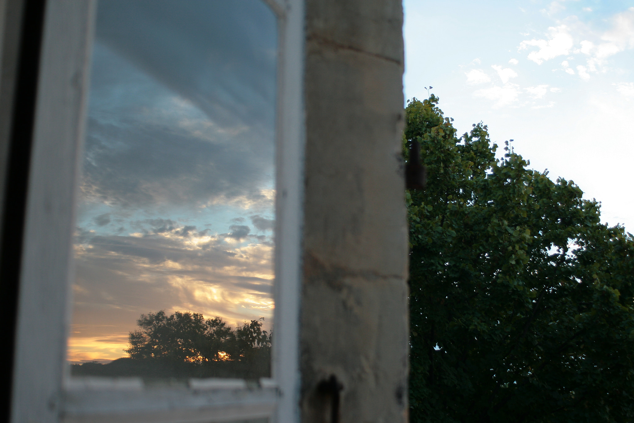 Canon EF 28-80mm f/3.5-5.6 USM IV sample photo. Sundow in window photography