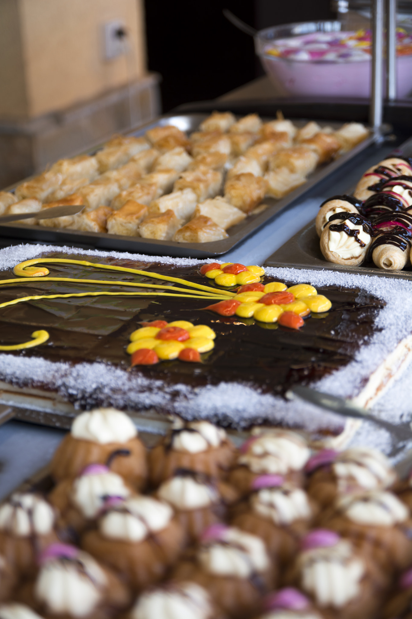 Nikon D5200 + Tamron SP AF 17-50mm F2.8 XR Di II VC LD Aspherical (IF) sample photo. Pastry buffet photography