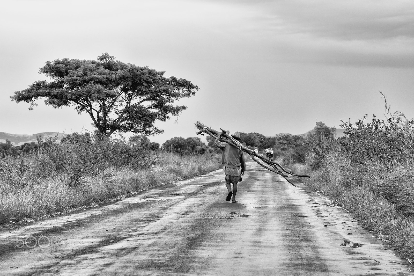 Canon EF 100mm F2.8L Macro IS USM sample photo. Lonely malagasy road photography