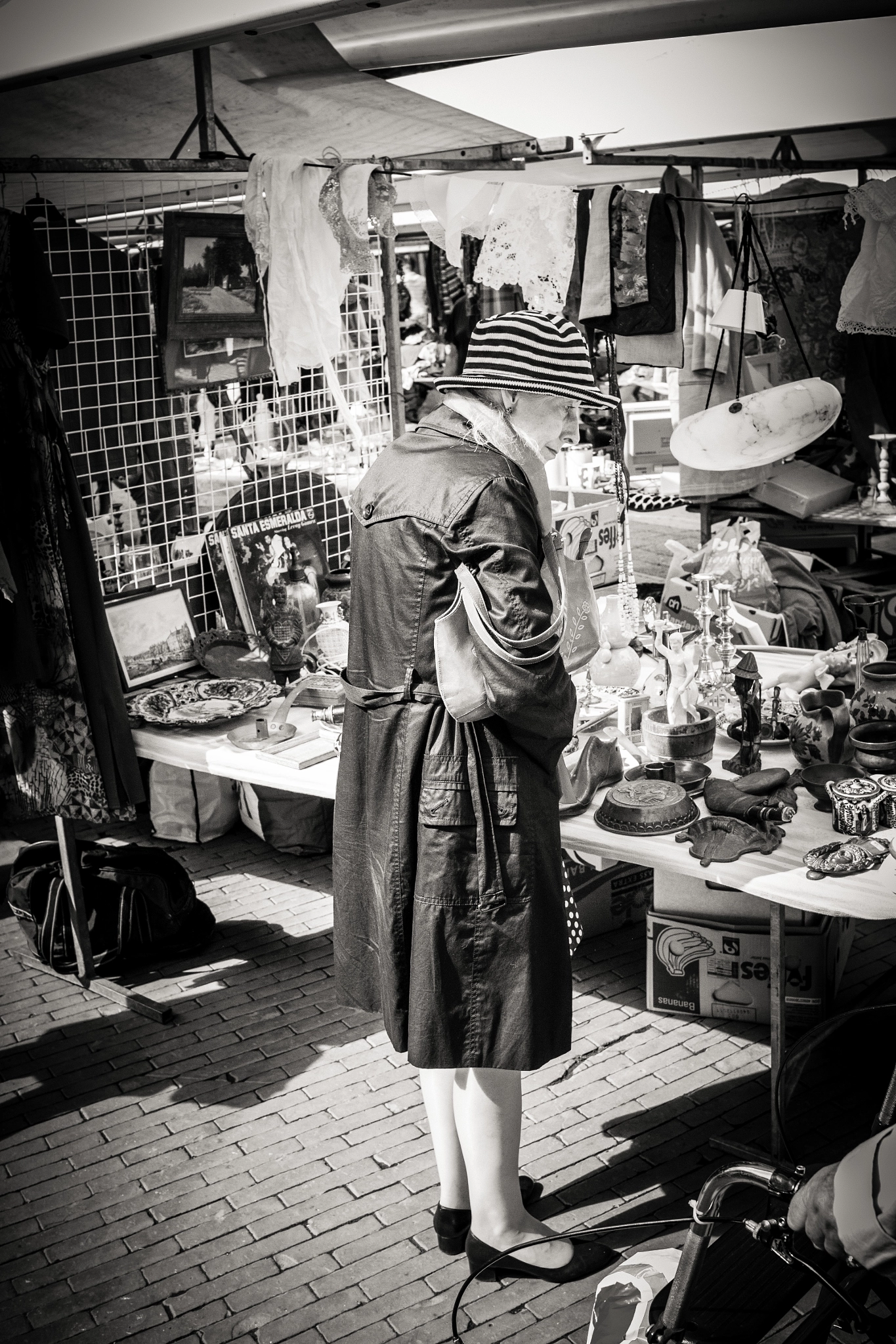 Canon EF-S 24mm F2.8 STM sample photo. The lady goes shopping ~ amersfoort photography