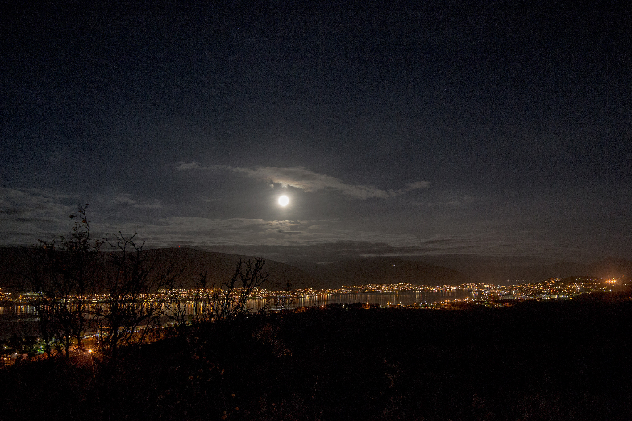 Samyang 14mm F2.8 ED AS IF UMC sample photo. Moon over tromso photography