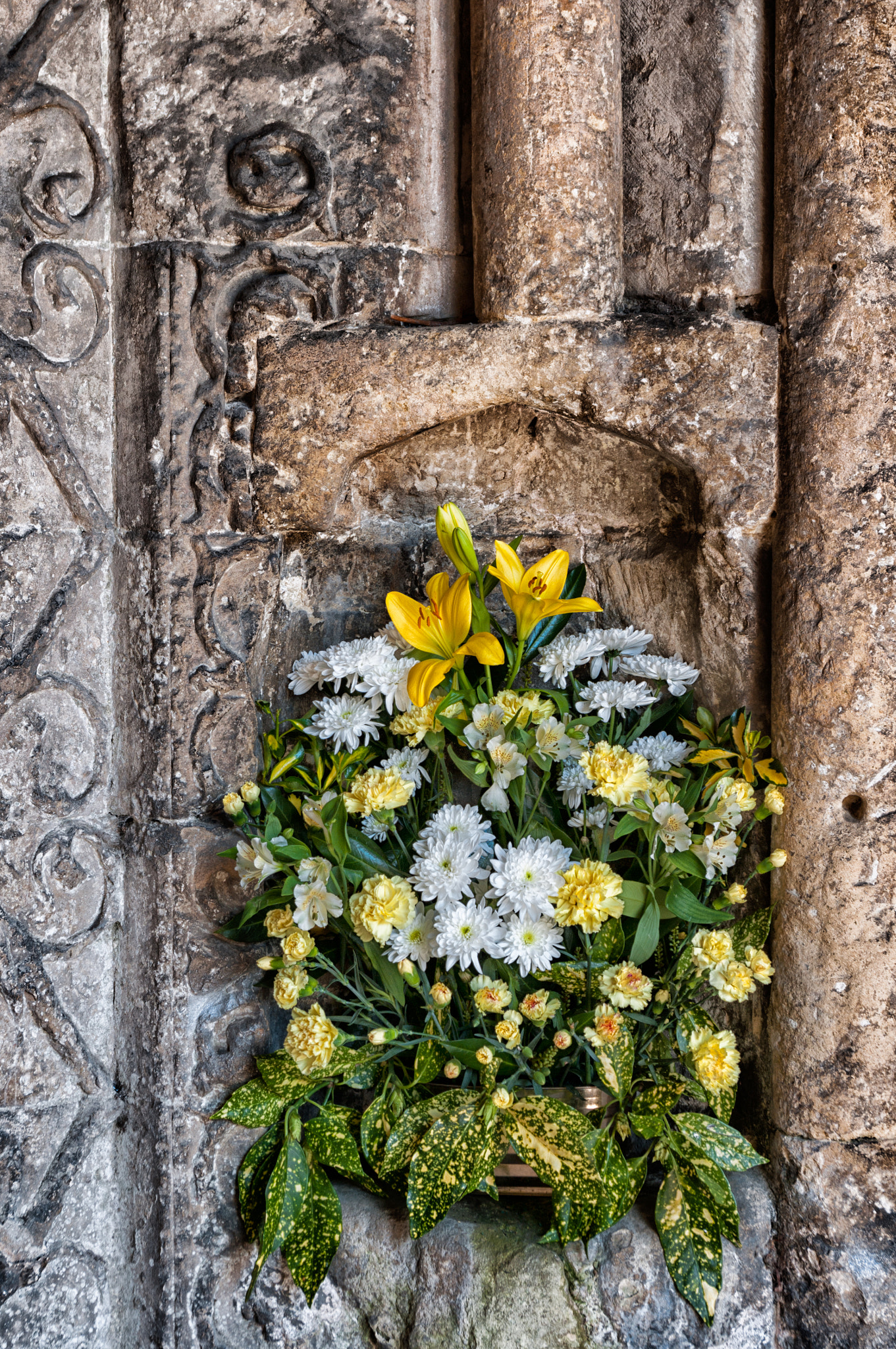 Pentax smc DA 18-55mm F3.5-5.6 AL WR sample photo. Flowers in niche in malmesbury abbey. photography