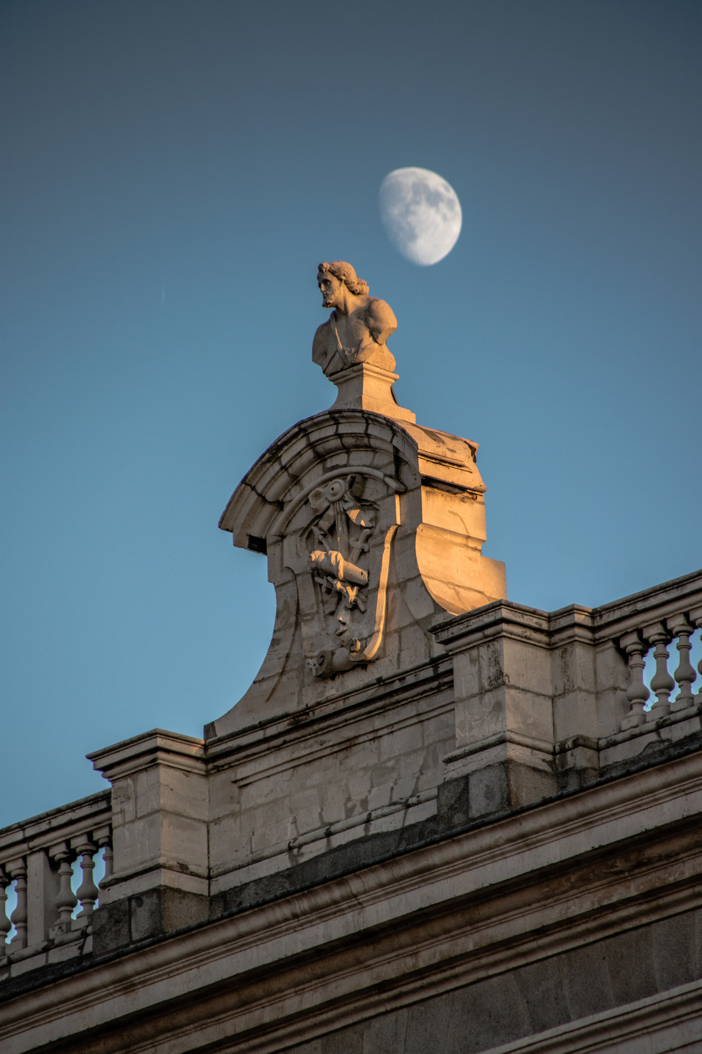 Canon EOS 750D (EOS Rebel T6i / EOS Kiss X8i) + Sigma 18-250mm F3.5-6.3 DC OS HSM sample photo. Moon in madrid photography