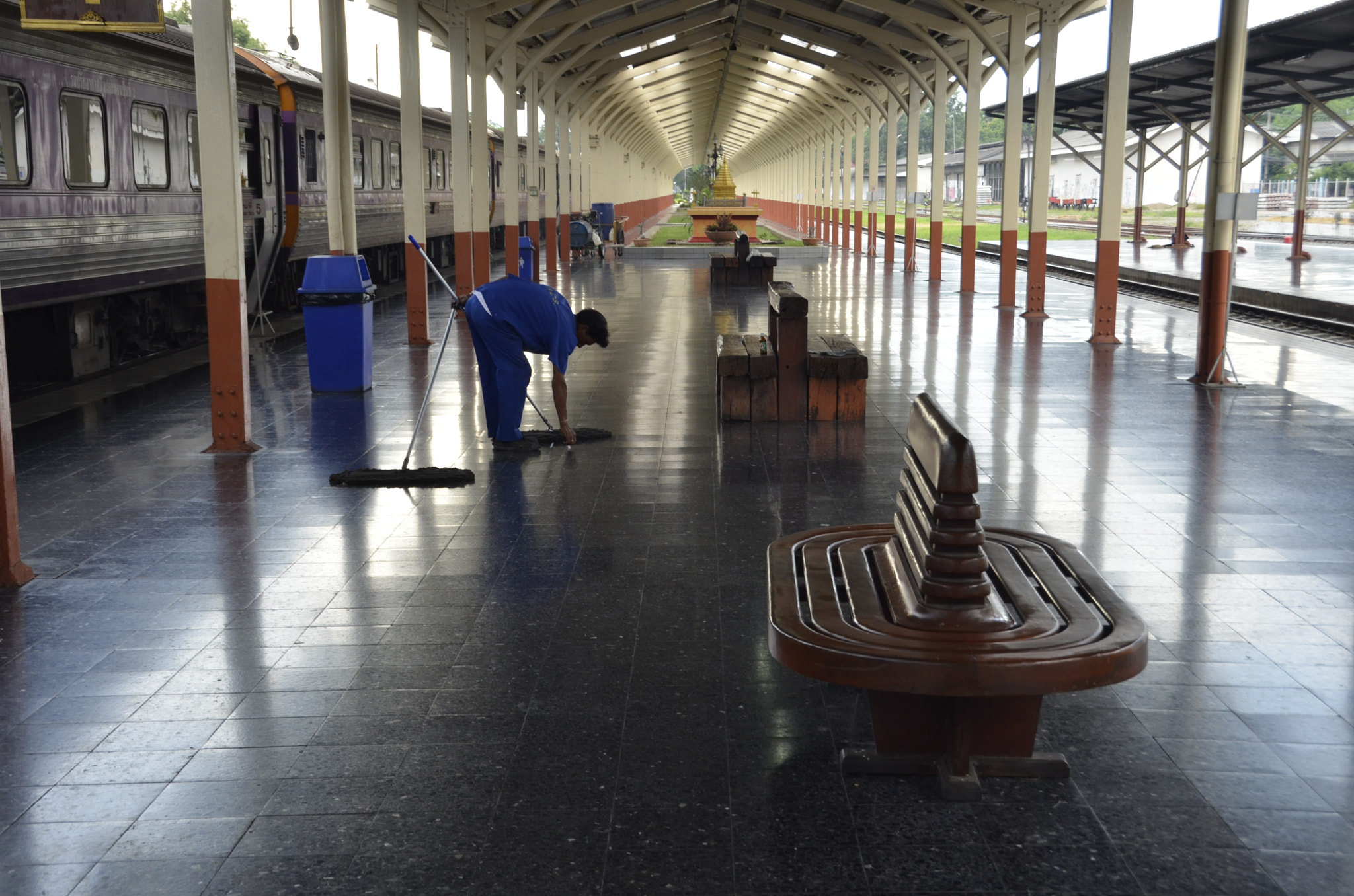 Nikon D7000 + Sigma 18-250mm F3.5-6.3 DC OS HSM sample photo. Train station photography