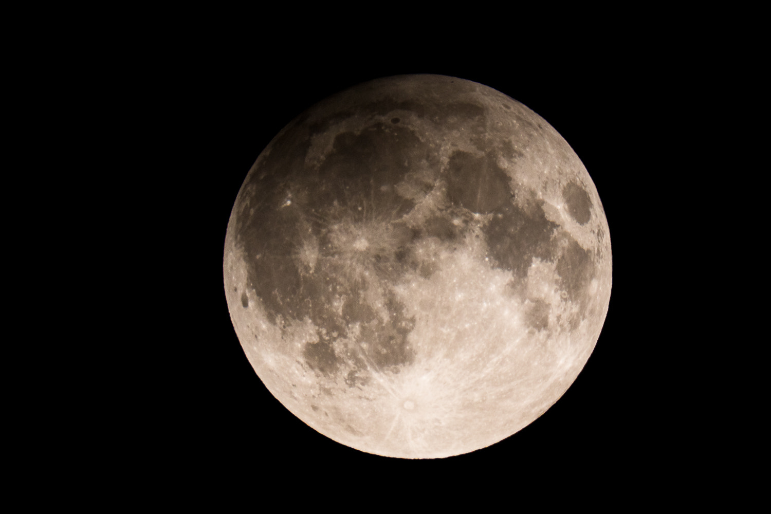 Sigma 150-600mm F5-6.3 DG OS HSM | S sample photo. Lunar eclipse photography
