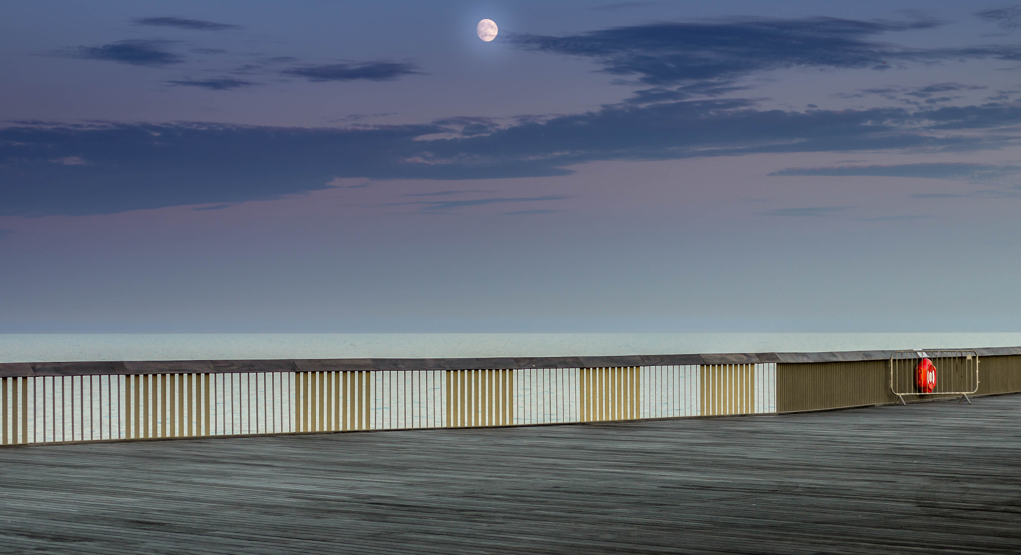 Canon EOS 70D + Canon EF 50mm F2.5 Macro sample photo. View from hastings pier, u.k. photography