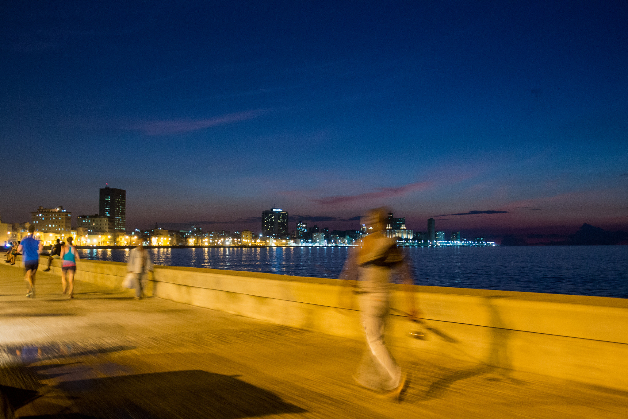 Canon EOS 1100D (EOS Rebel T3 / EOS Kiss X50) + Sigma 24-70mm F2.8 EX DG Macro sample photo. Malecón de la habana. photography