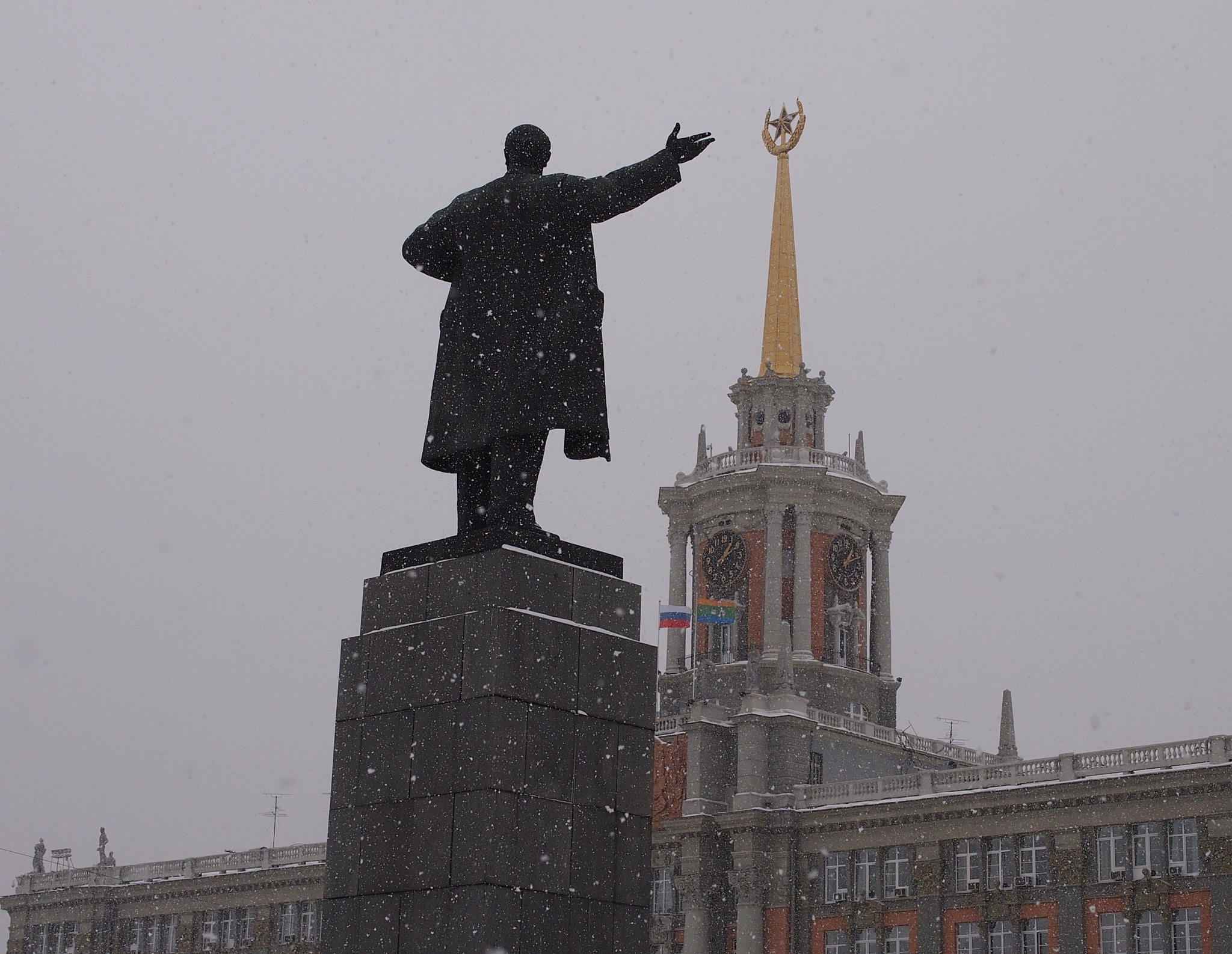 Olympus PEN E-PM1 sample photo. Lenin pointing to a star photography