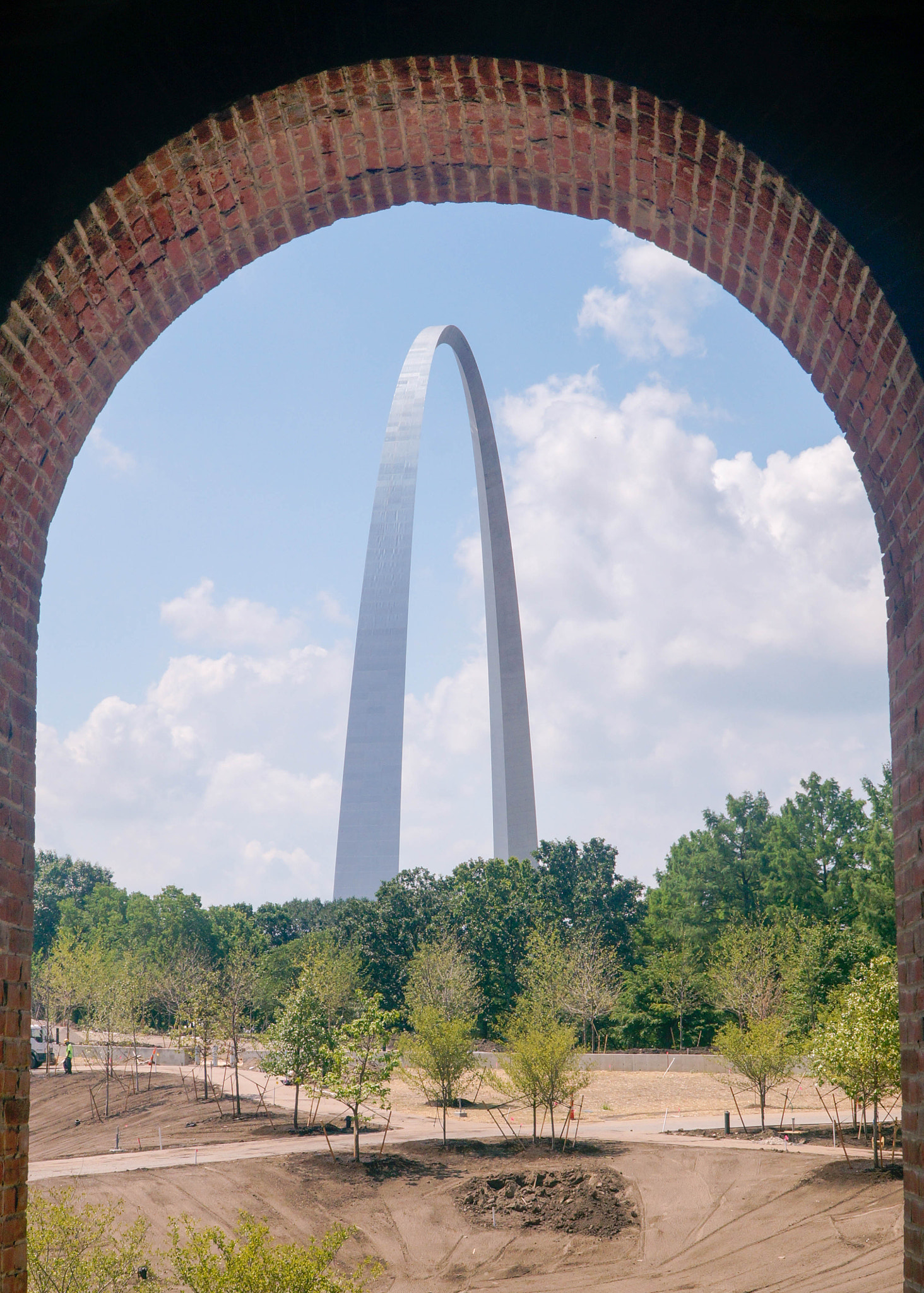 Sony Alpha NEX-6 + Sony E PZ 18-105mm F4 G OSS sample photo. St louis gateway arch seen from laclede's landing photography