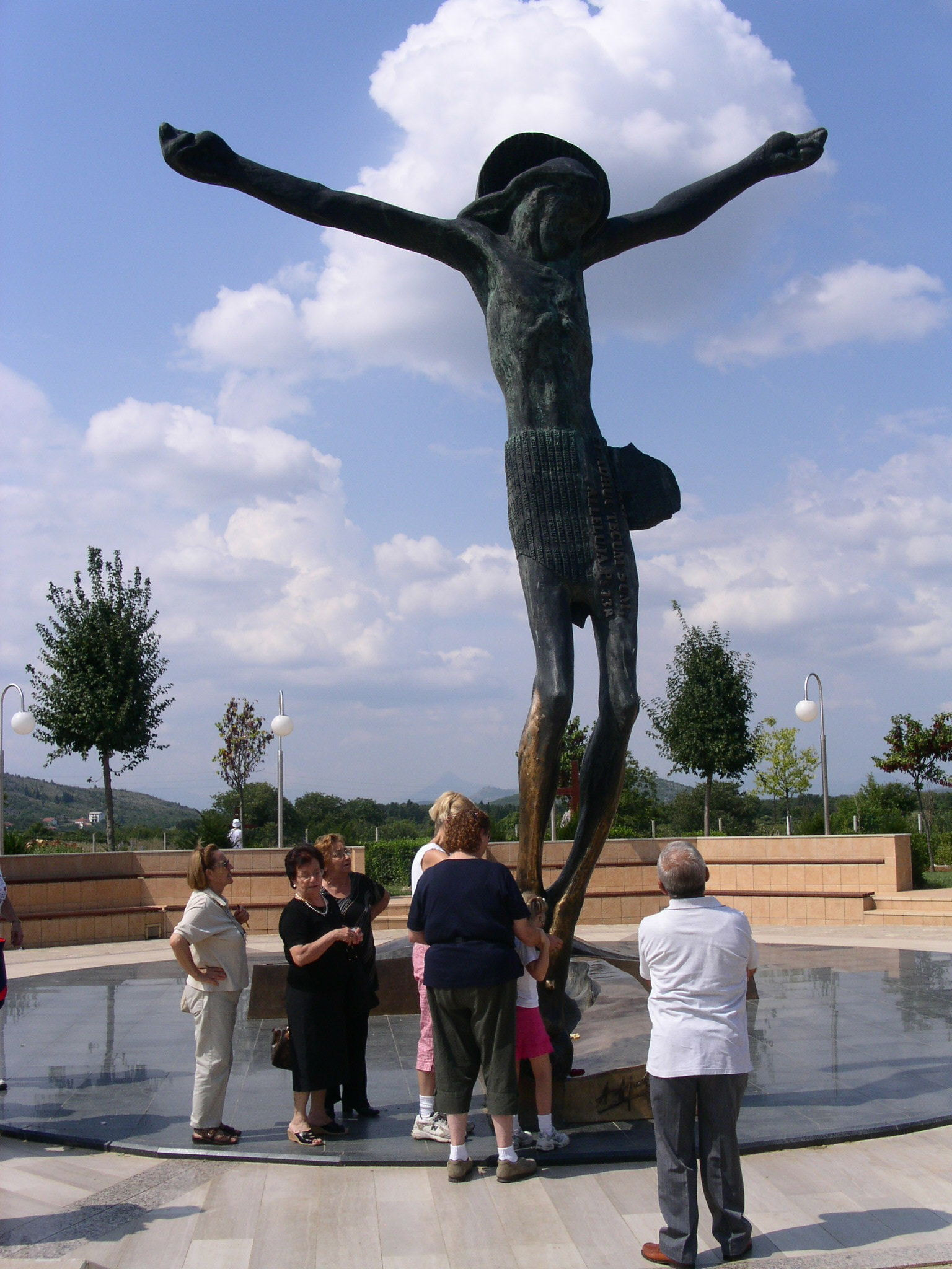 KONICA MINOLTA DiMAGE F300 sample photo. Risen saviour bronze sculpture in medjugorje photography
