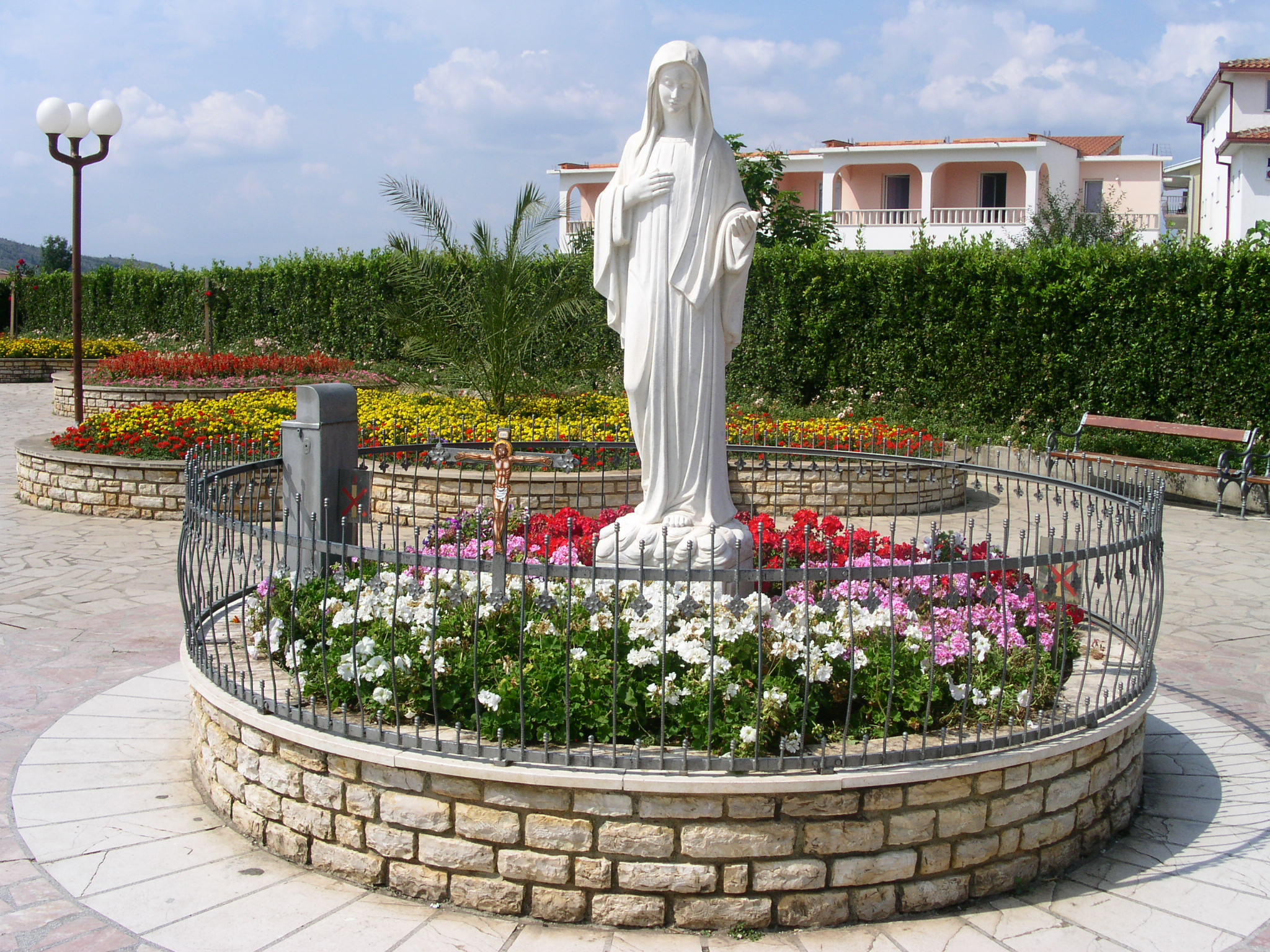 KONICA MINOLTA DiMAGE F300 sample photo. Statue of our lady, the queen of peace, medjugorje photography
