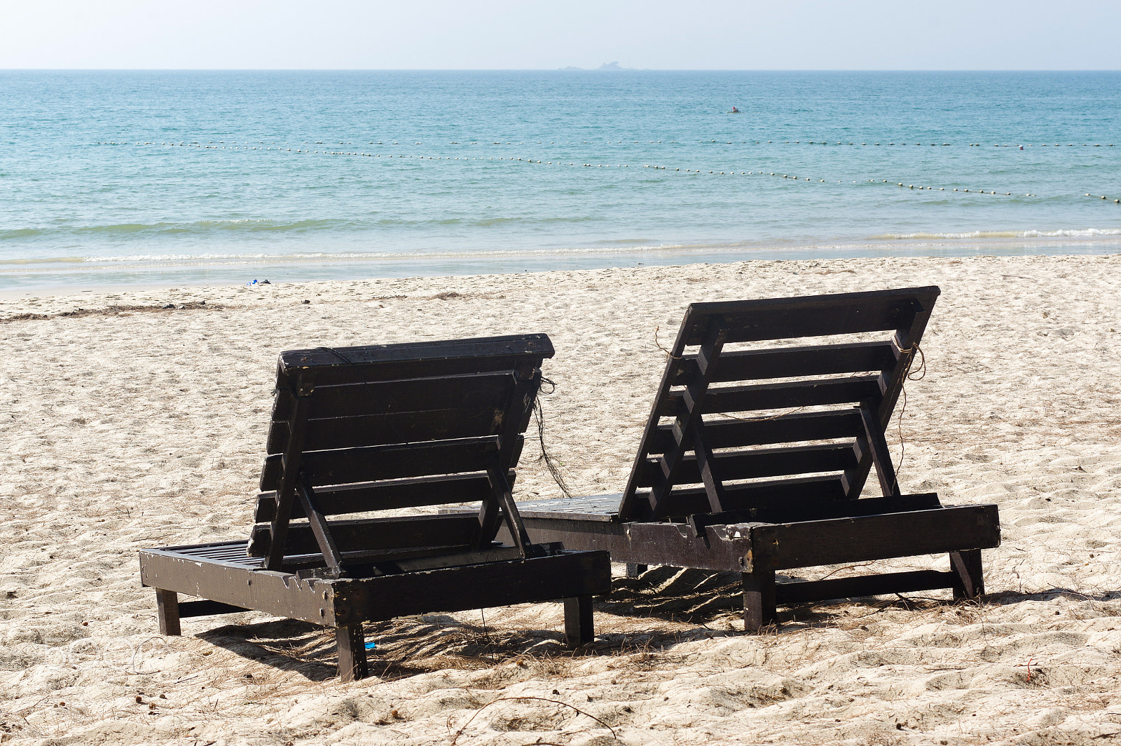 Pentax K-3 + Pentax smc DA* 55mm F1.4 SDM sample photo. Two wooden beach chairs on beautiful island in white sand plage photography