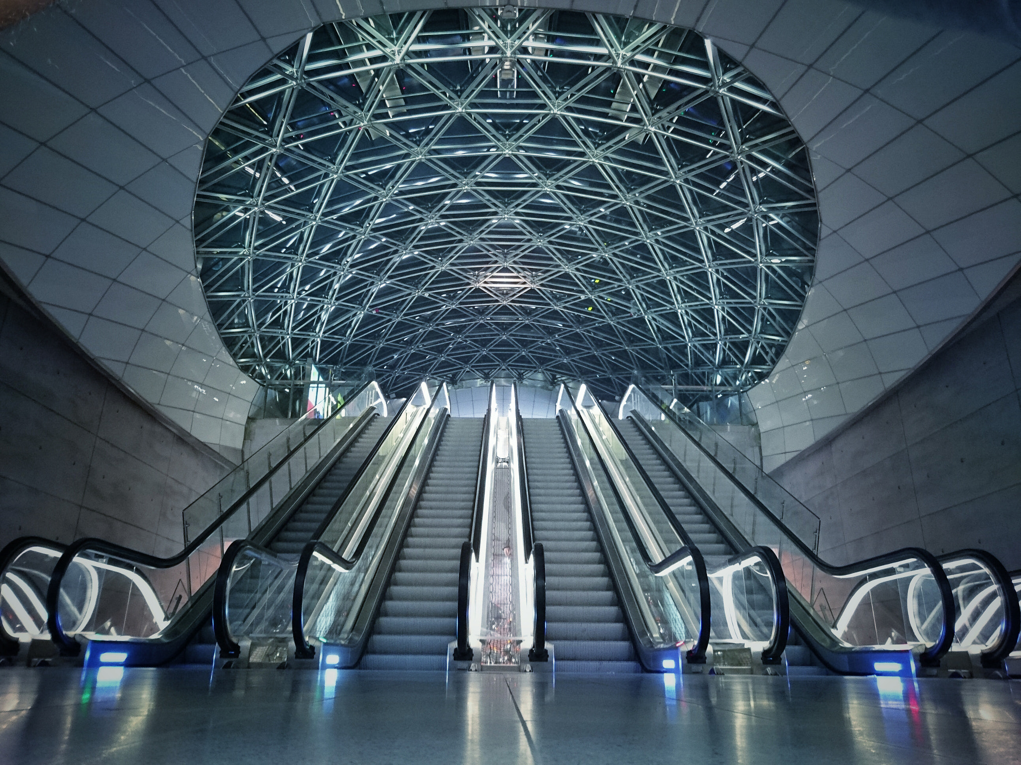 Sony Xperia Z3+ sample photo. Queen of escalators photography