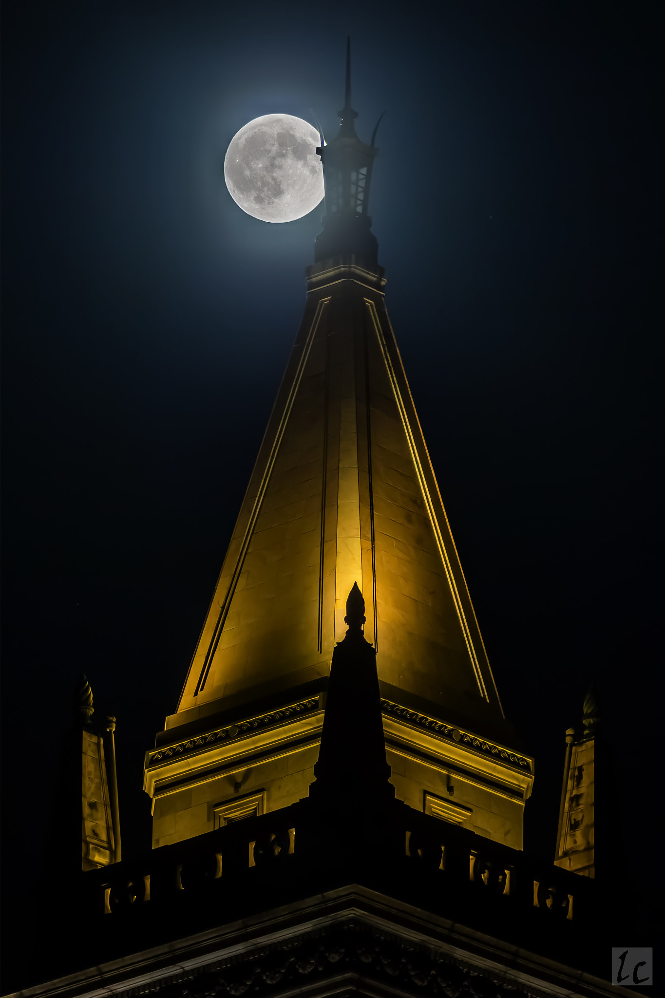 Canon EOS 5DS R + Canon EF 100-400mm F4.5-5.6L IS II USM sample photo. Campanile at full moon photography