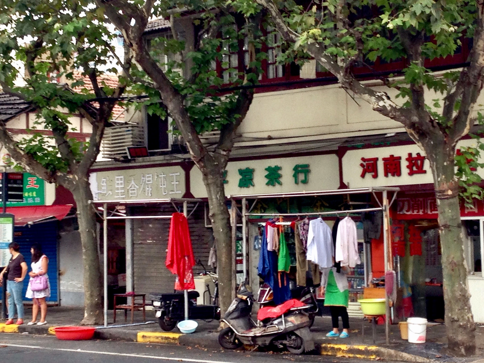 Apple iPhone5,2 sample photo. The streetside, shanghai 上海街边 photography