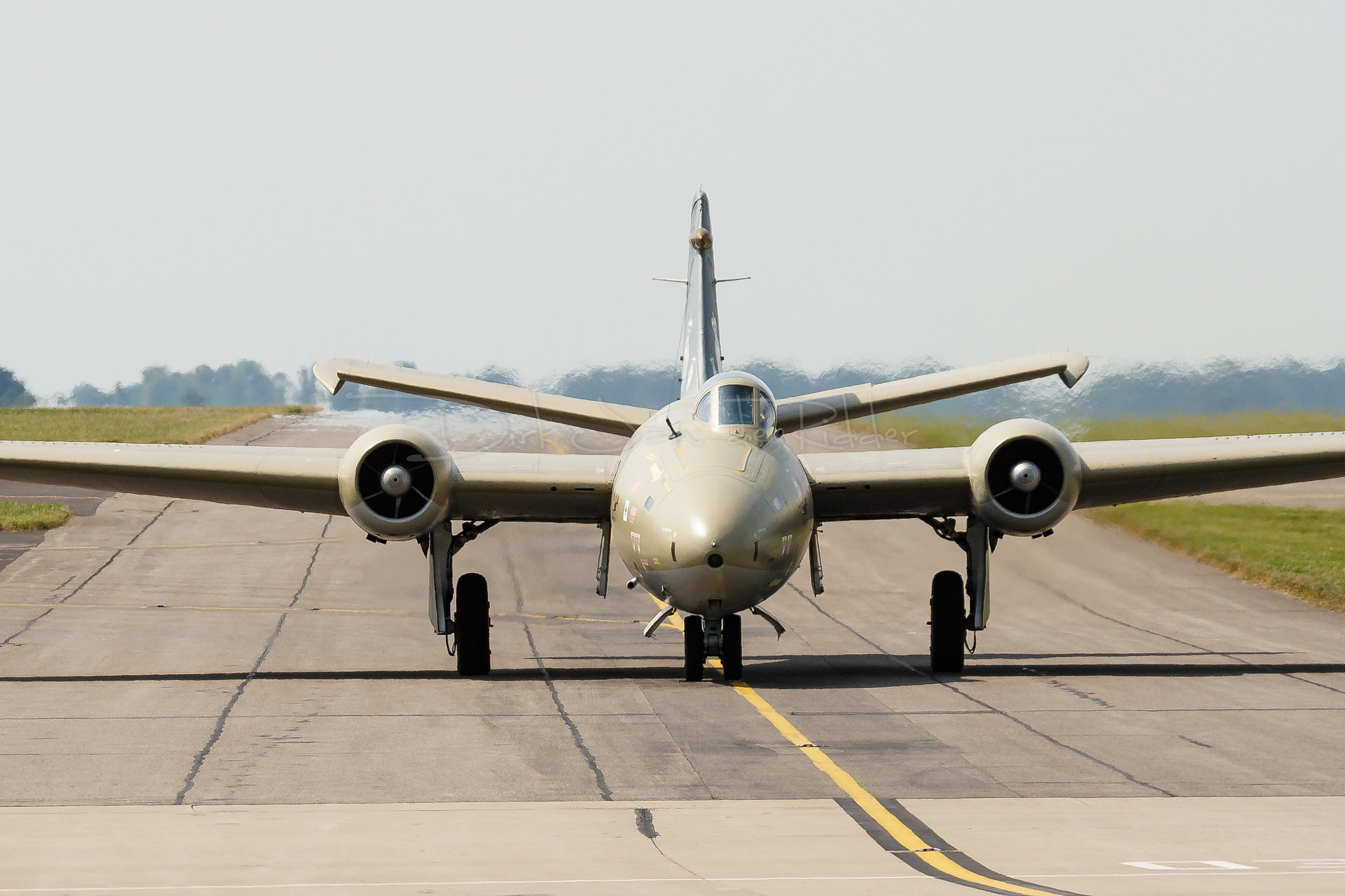 Canon EOS 20D + Canon EF 100-400mm F4.5-5.6L IS USM sample photo. Royal air force canberra pr9 xh134 photography