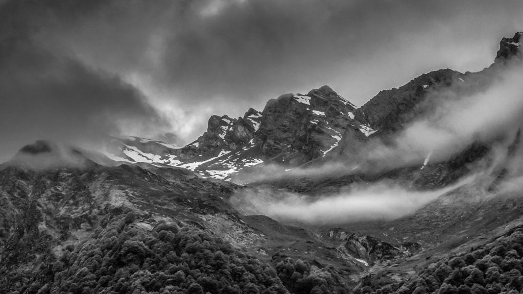 Canon EF 22-55mm f/4-5.6 USM sample photo. Montagnes brumeuses photography