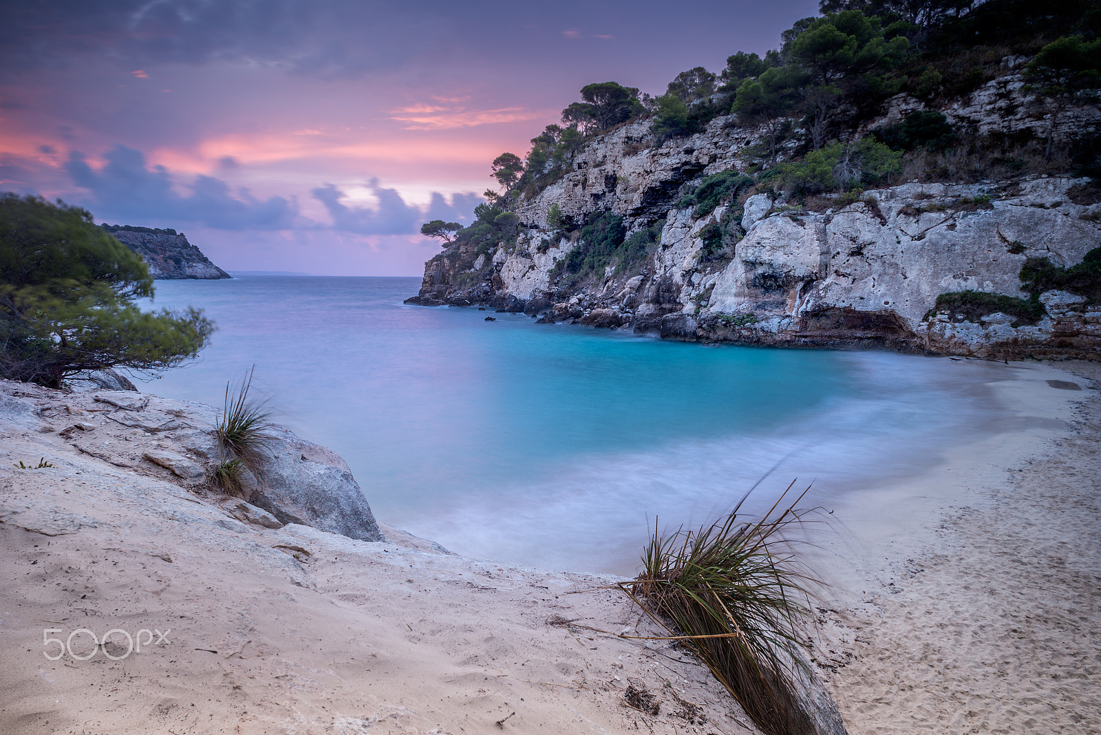 Nikon D600 + Nikon AF Nikkor 20mm F2.8D sample photo. Secret place for a romance photography