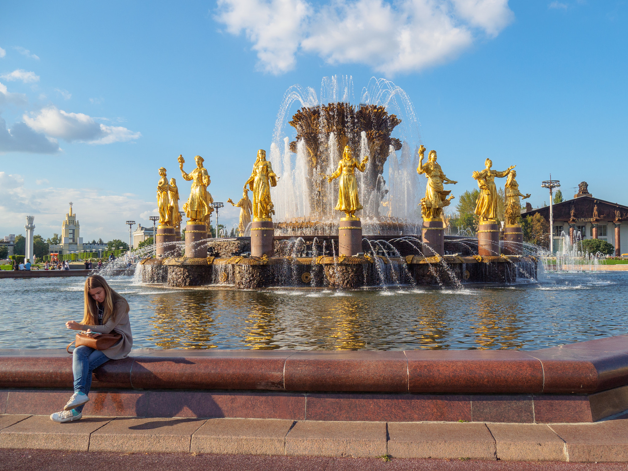 LUMIX G VARIO 14-42/F3.5-5.6 II sample photo. У фонтана photography