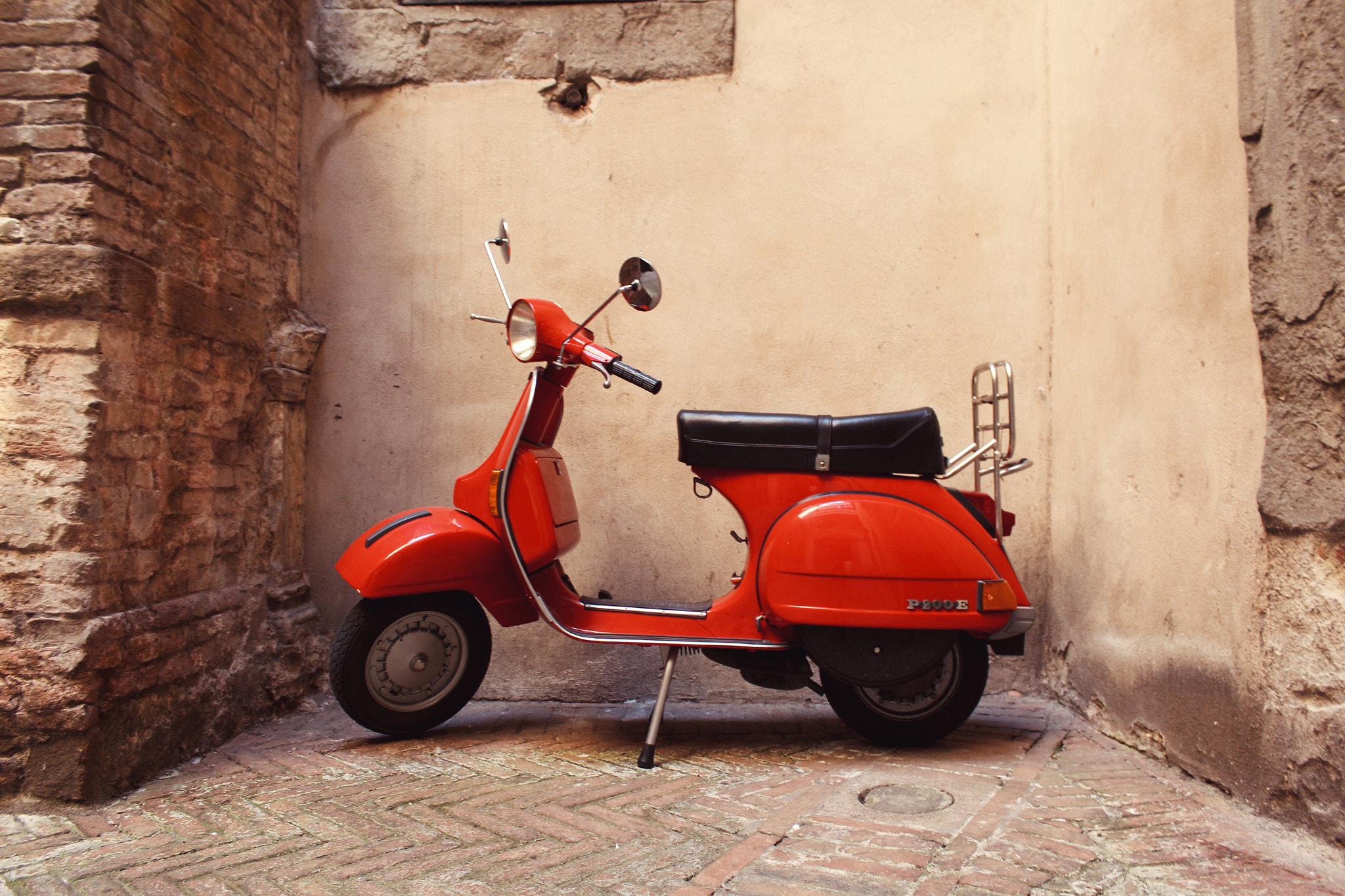 Canon EF-S 18-55mm F3.5-5.6 IS II sample photo. Vespa photography