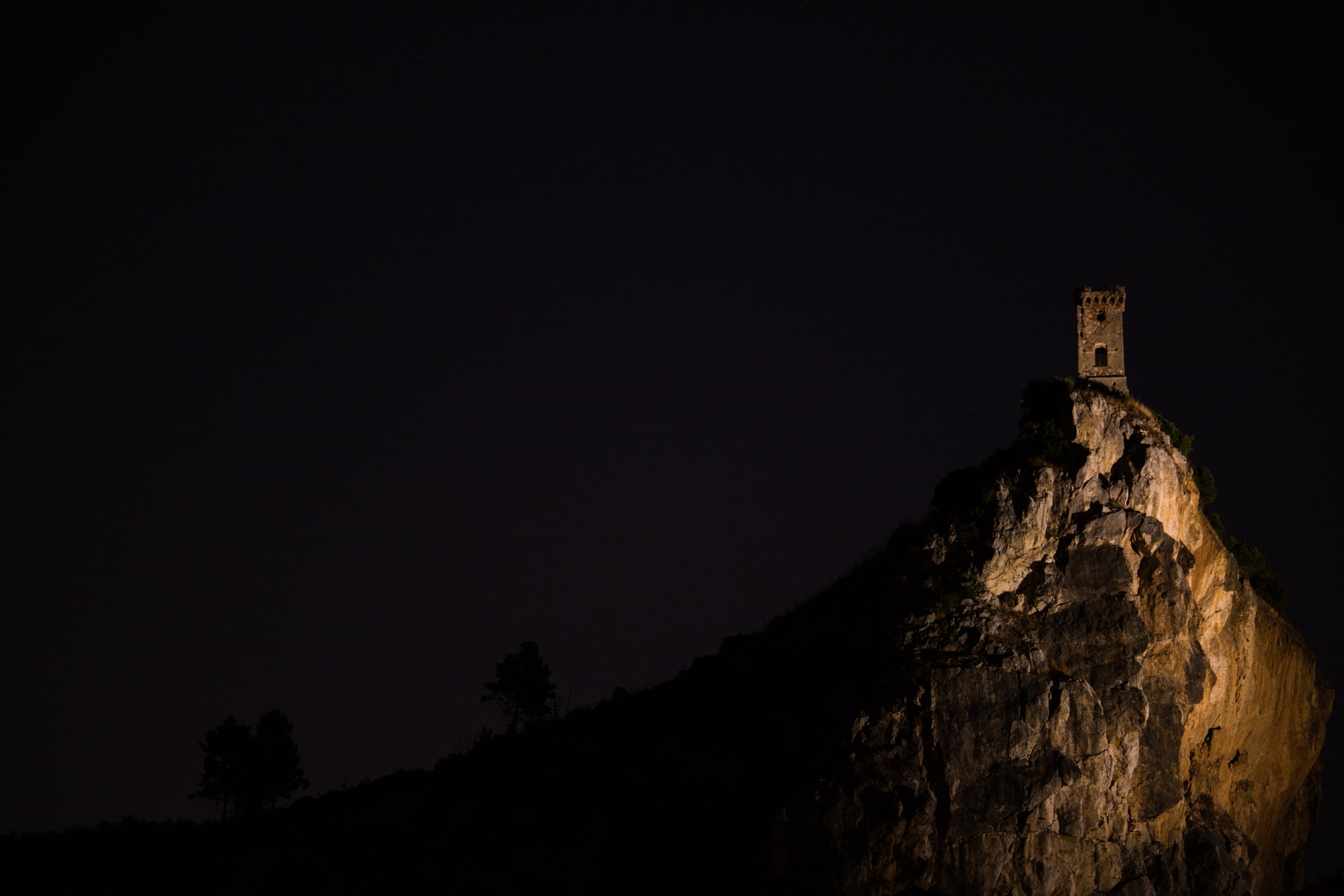 Canon EF-S 55-250mm F4-5.6 IS STM sample photo. Torre di caprona photography