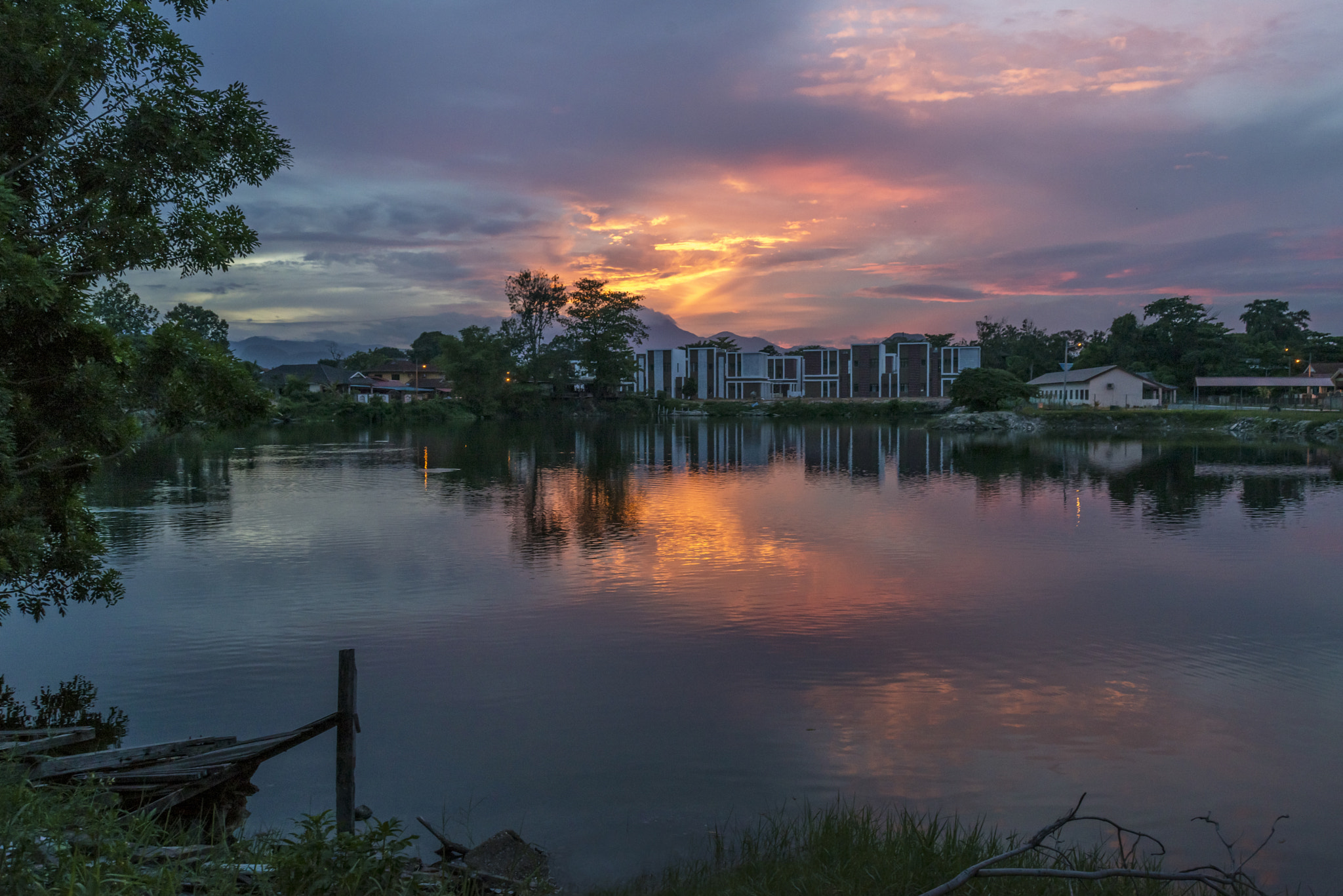 AF Zoom-Nikkor 28-80mm f/3.3-5.6G sample photo. Sunrise at tasik temiang photography