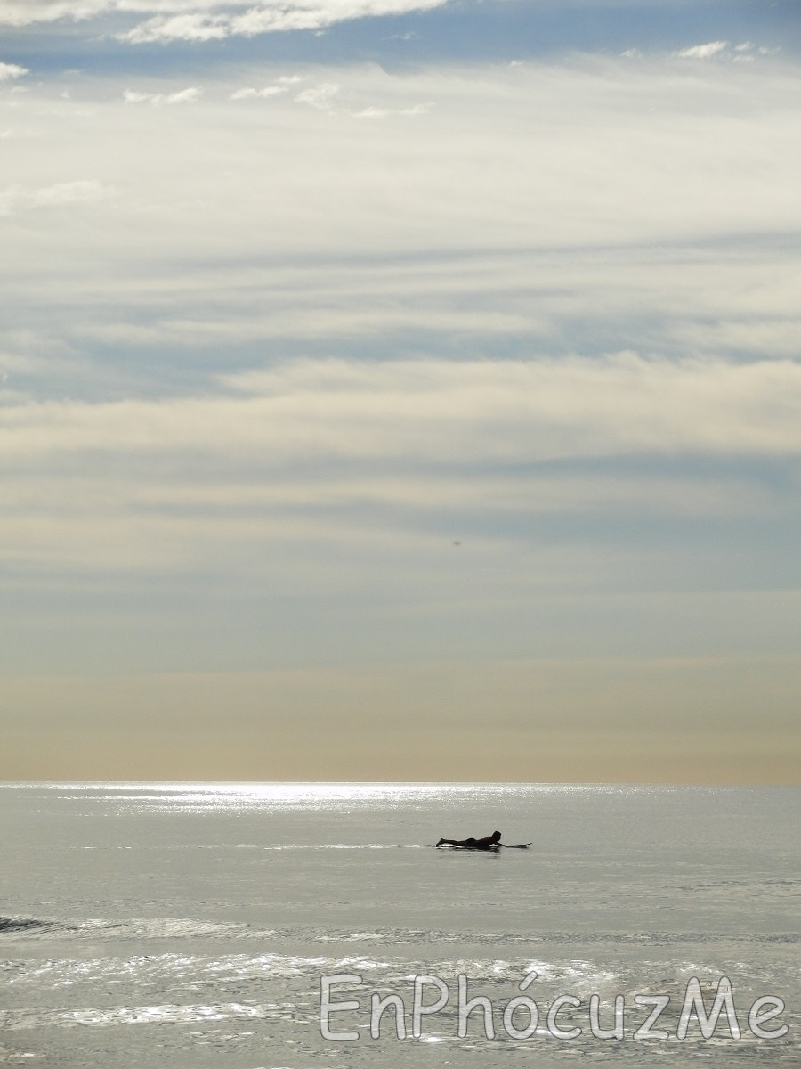 Olympus SH-25MR sample photo. Surfero en un mar de plata. surfer on  a silver sea photography