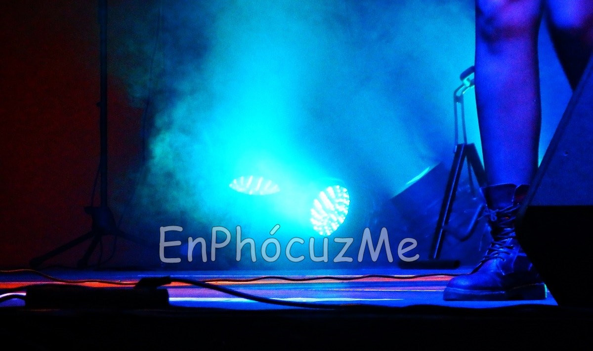 Olympus SH-25MR sample photo. Luz azul del concierto. blue light en concert photography