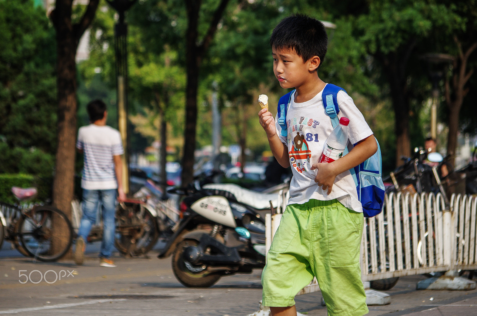 Pentax smc DA 50-200mm F4-5.6 ED sample photo. Indian summer - boy's ice cream photography
