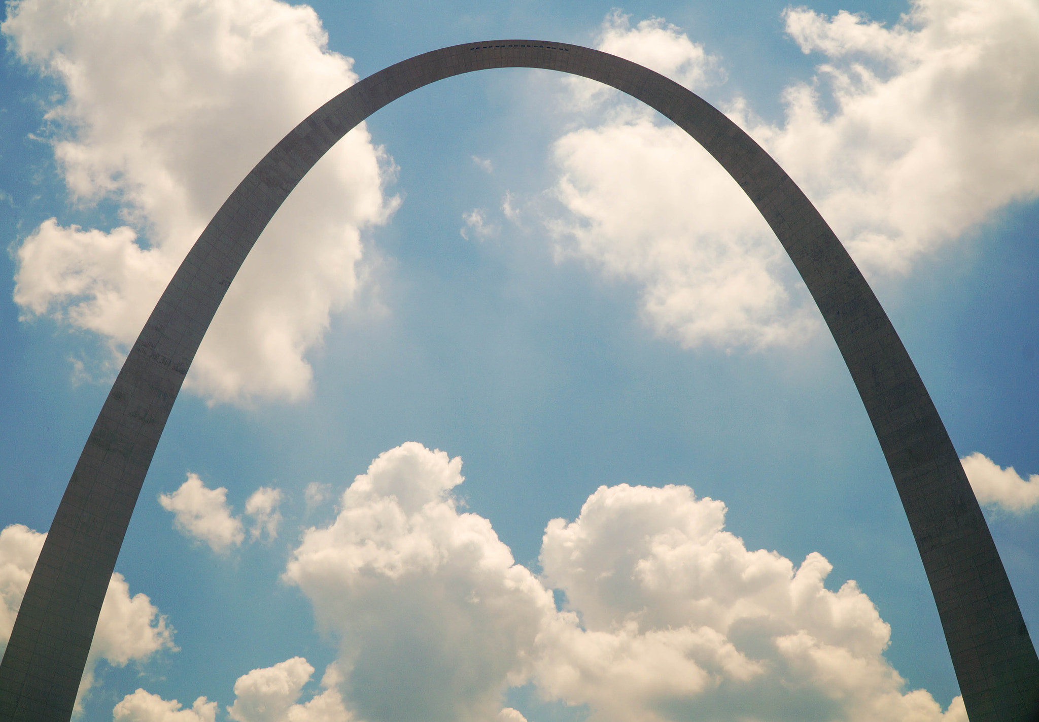 Sony Alpha NEX-6 + Sony E PZ 18-105mm F4 G OSS sample photo. Looking up at st louis arch photography