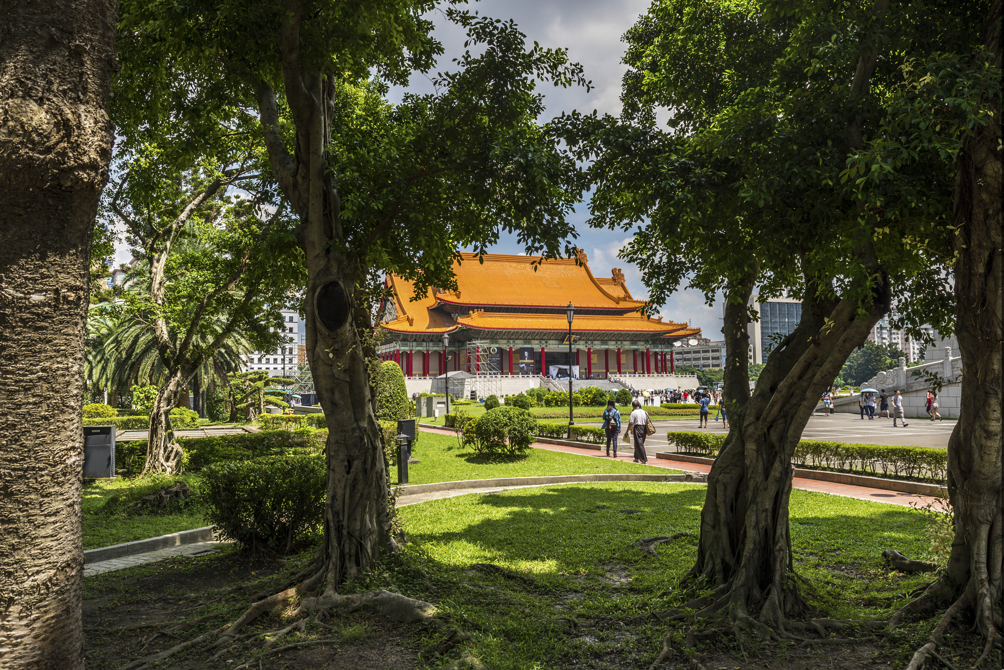 Nikon D610 + AF Zoom-Nikkor 28-80mm f/3.3-5.6G sample photo. Taipei temple from garden photography