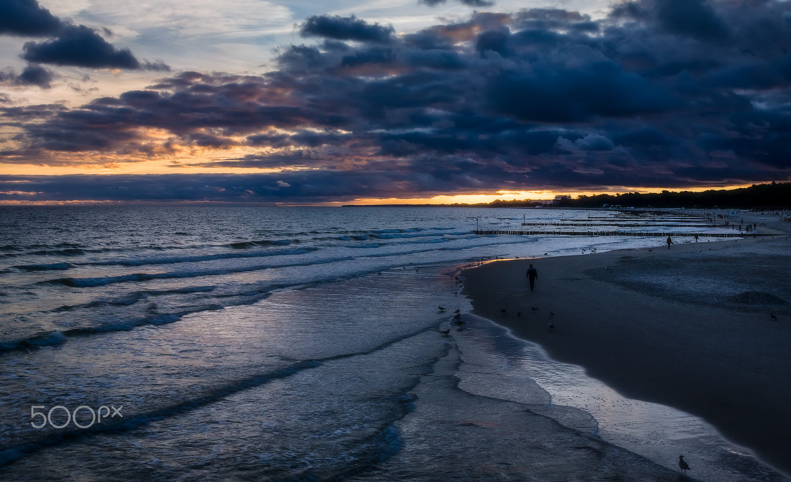 HD Pentax D FA 24-70mm F2.8 ED SDM WR sample photo. Walking at the seaside photography