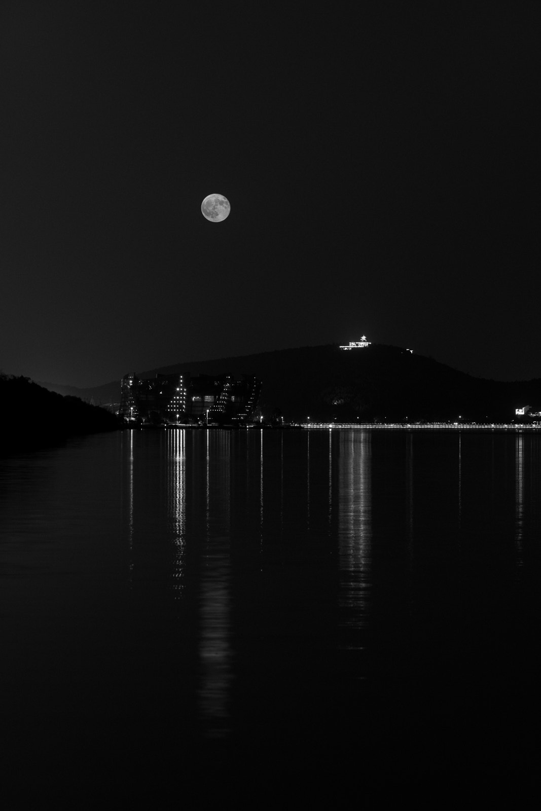 Sony a7 + Canon EF 70-200mm F4L USM sample photo. 平湖秋月 photography