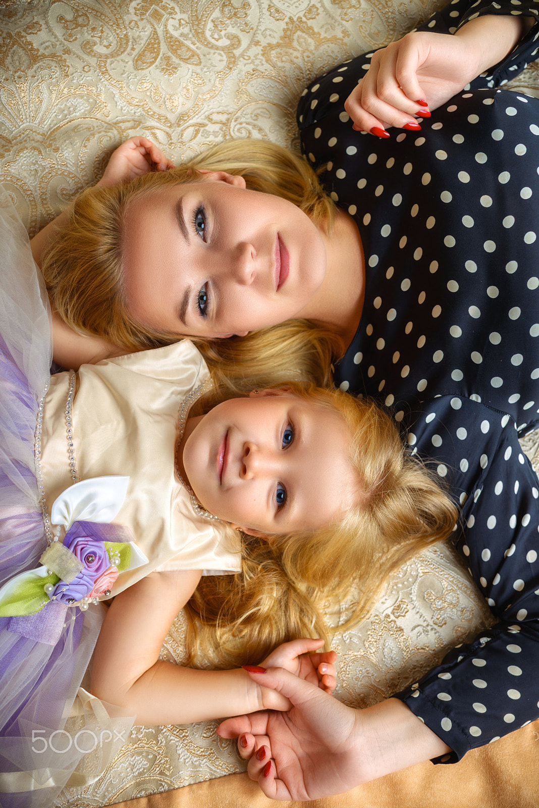 Nikon D800 + Nikon AF-S DX Nikkor 35mm F1.8G sample photo. Mom and daughter photography