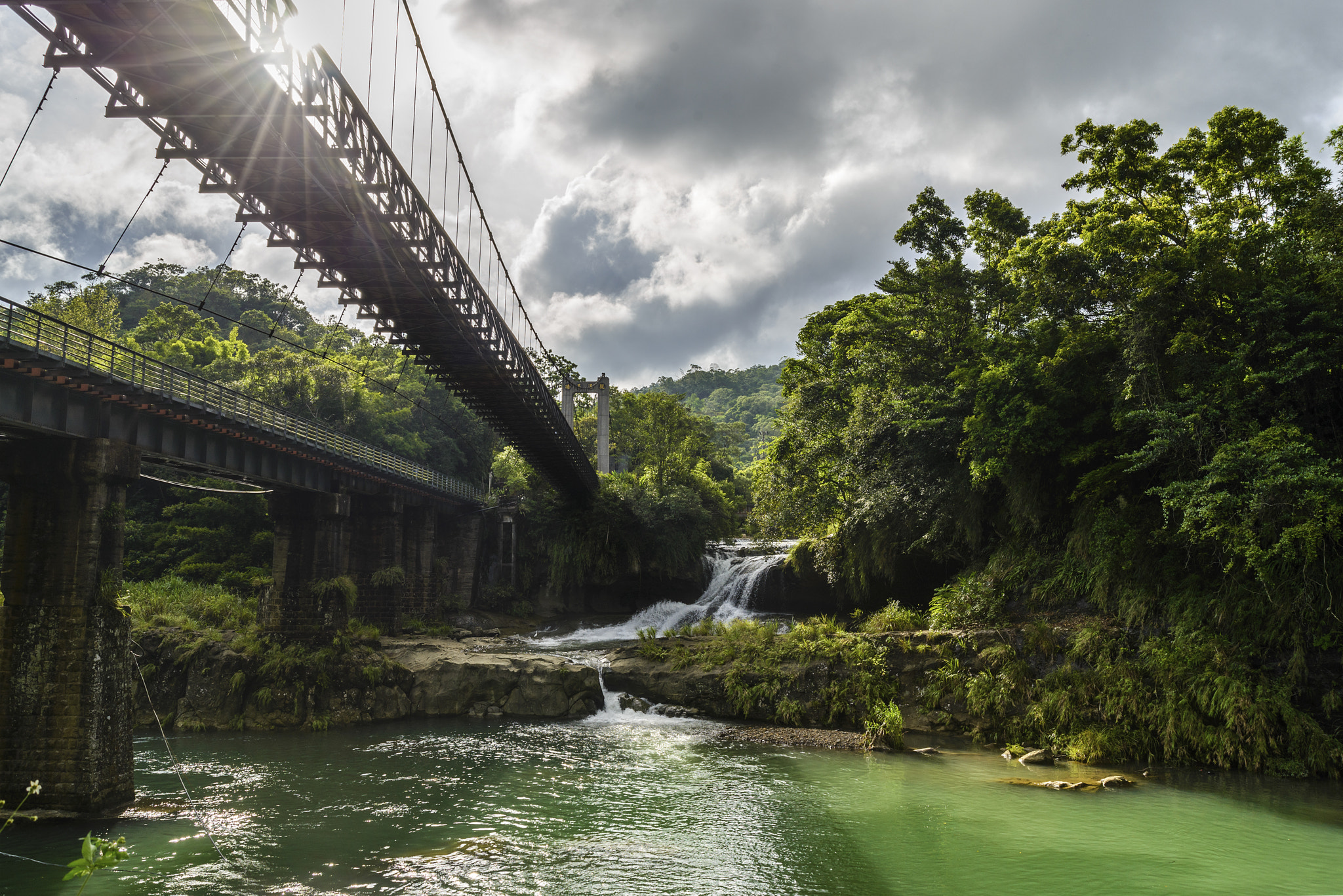 AF Zoom-Nikkor 28-80mm f/3.3-5.6G sample photo. Xe fen bridge with sunlight photography