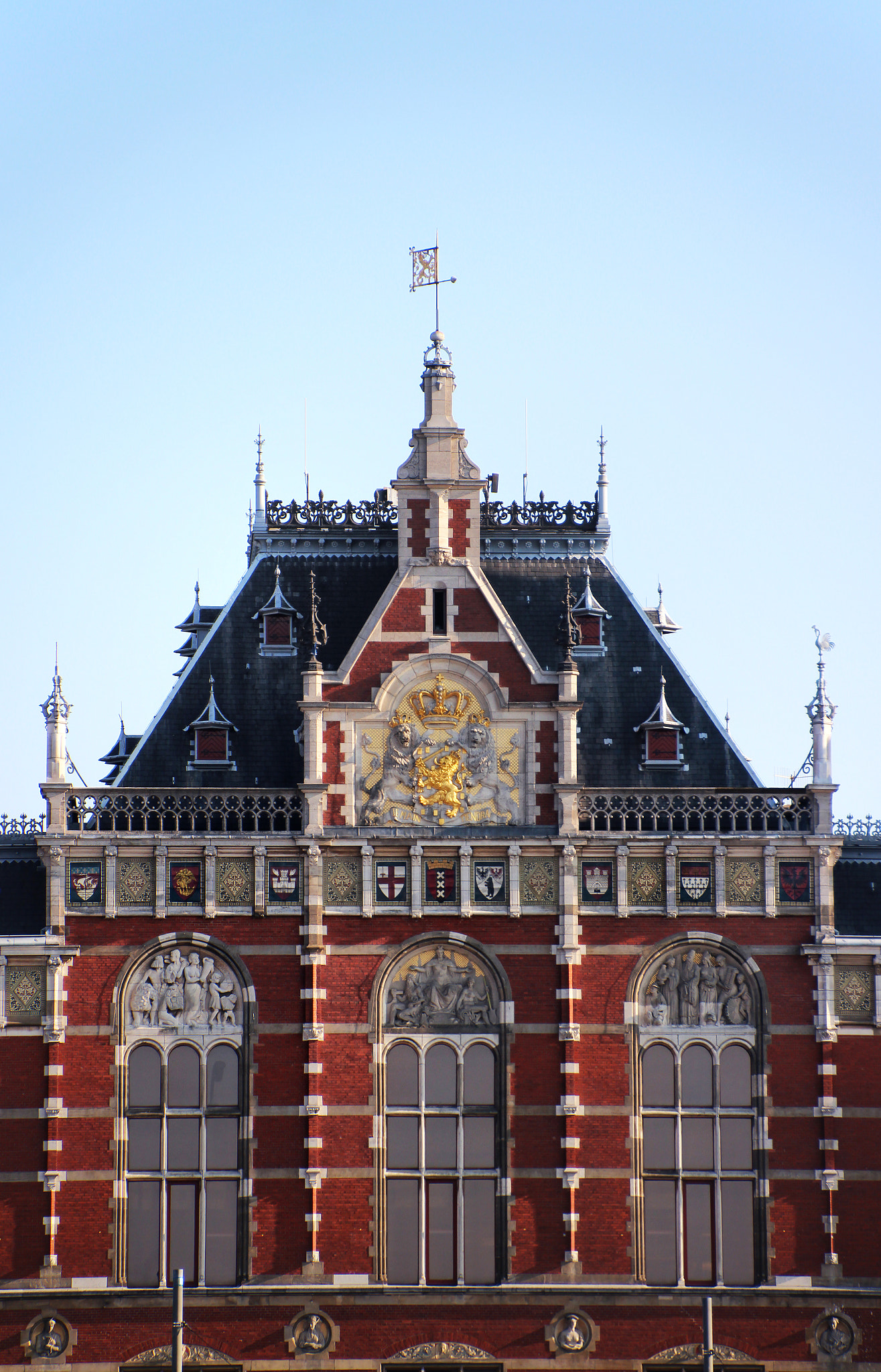 Canon EOS 600D (Rebel EOS T3i / EOS Kiss X5) + Sigma 18-250mm F3.5-6.3 DC OS HSM sample photo. The face of station amsterdam centraal photography