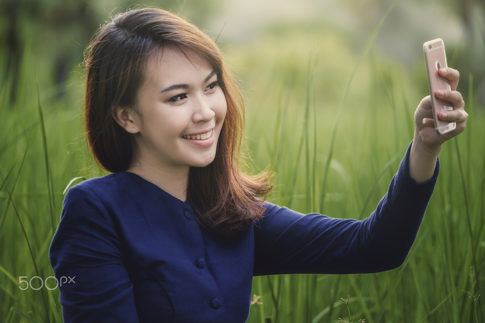 Fujifilm X-E2 + Fujifilm XF 50-140mm F2.8 R LM OIS WR sample photo. Thai woman smiling for selfie photography