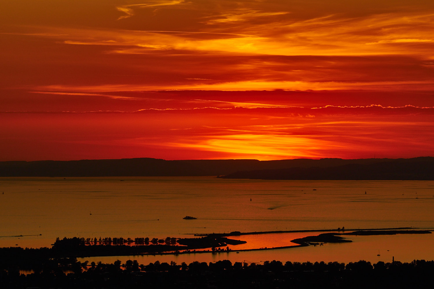 Olympus PEN-F + Olympus M.Zuiko Digital ED 40-150mm F2.8 Pro sample photo. Afterglow over lake constance photography