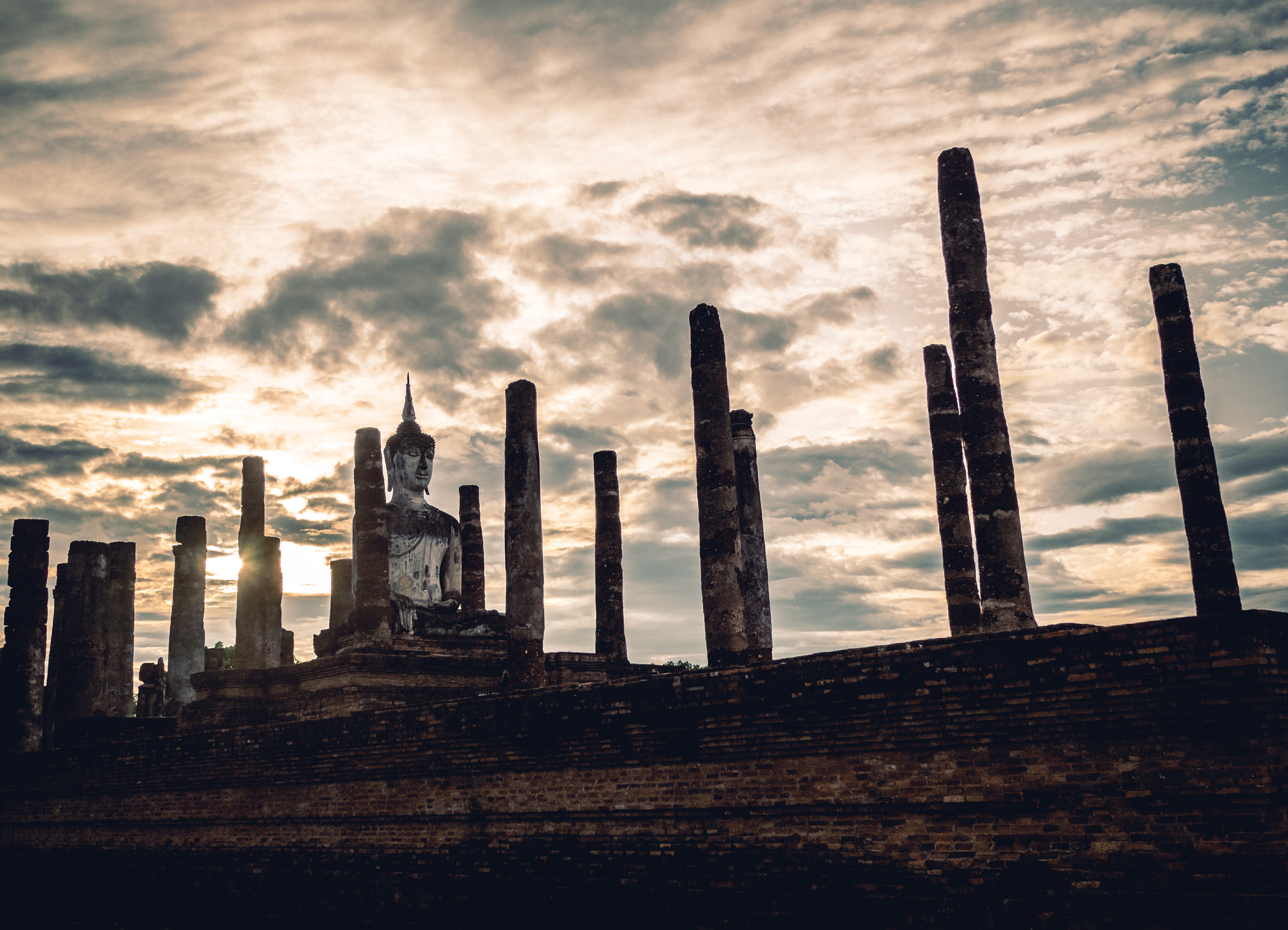 Olympus OM-D E-M10 + LEICA DG SUMMILUX 15/F1.7 sample photo. Pillars of buddhism photography