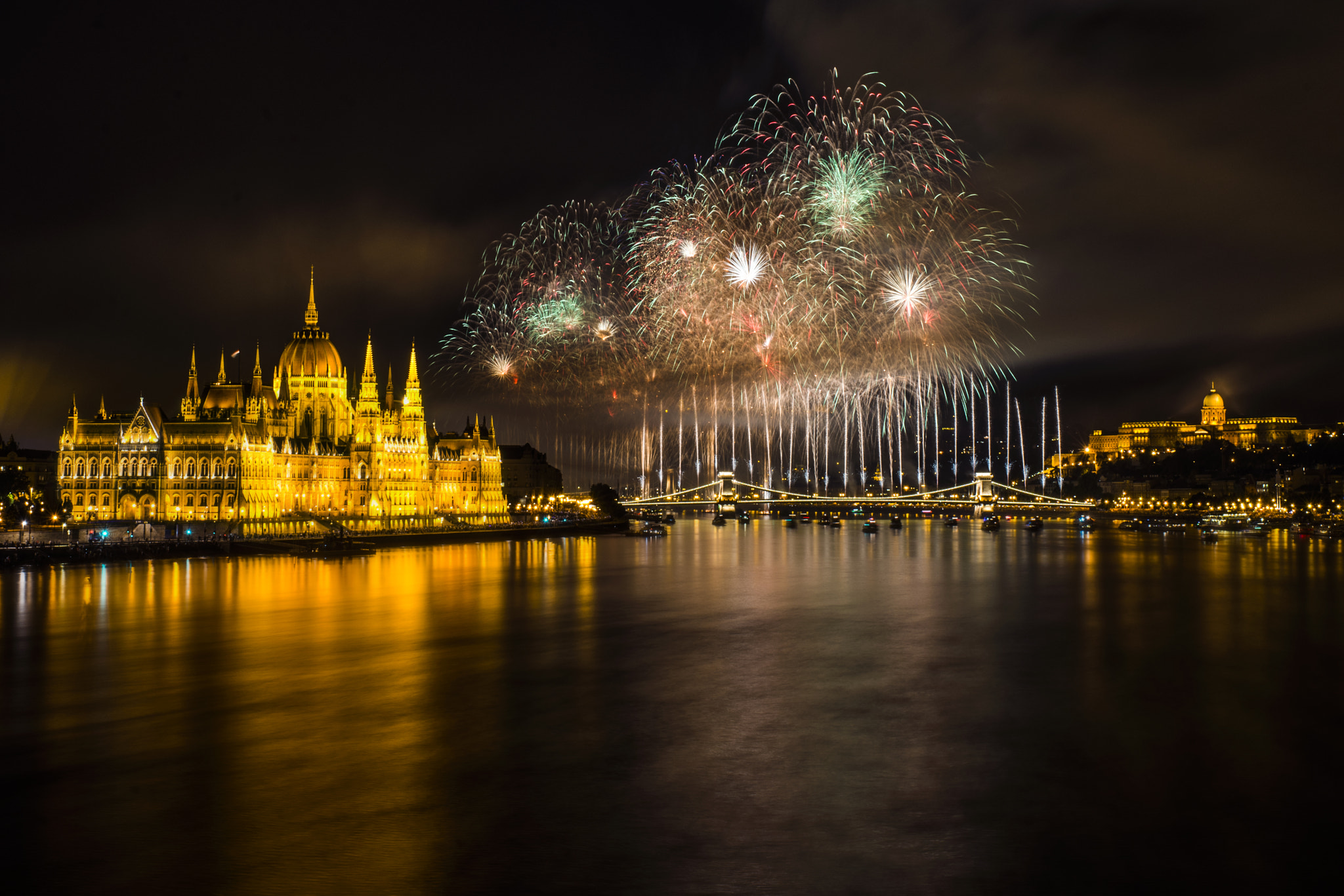 Nikon D800E + Nikon AF-S Nikkor 35mm F1.4G sample photo. Budapest firework vol3 photography