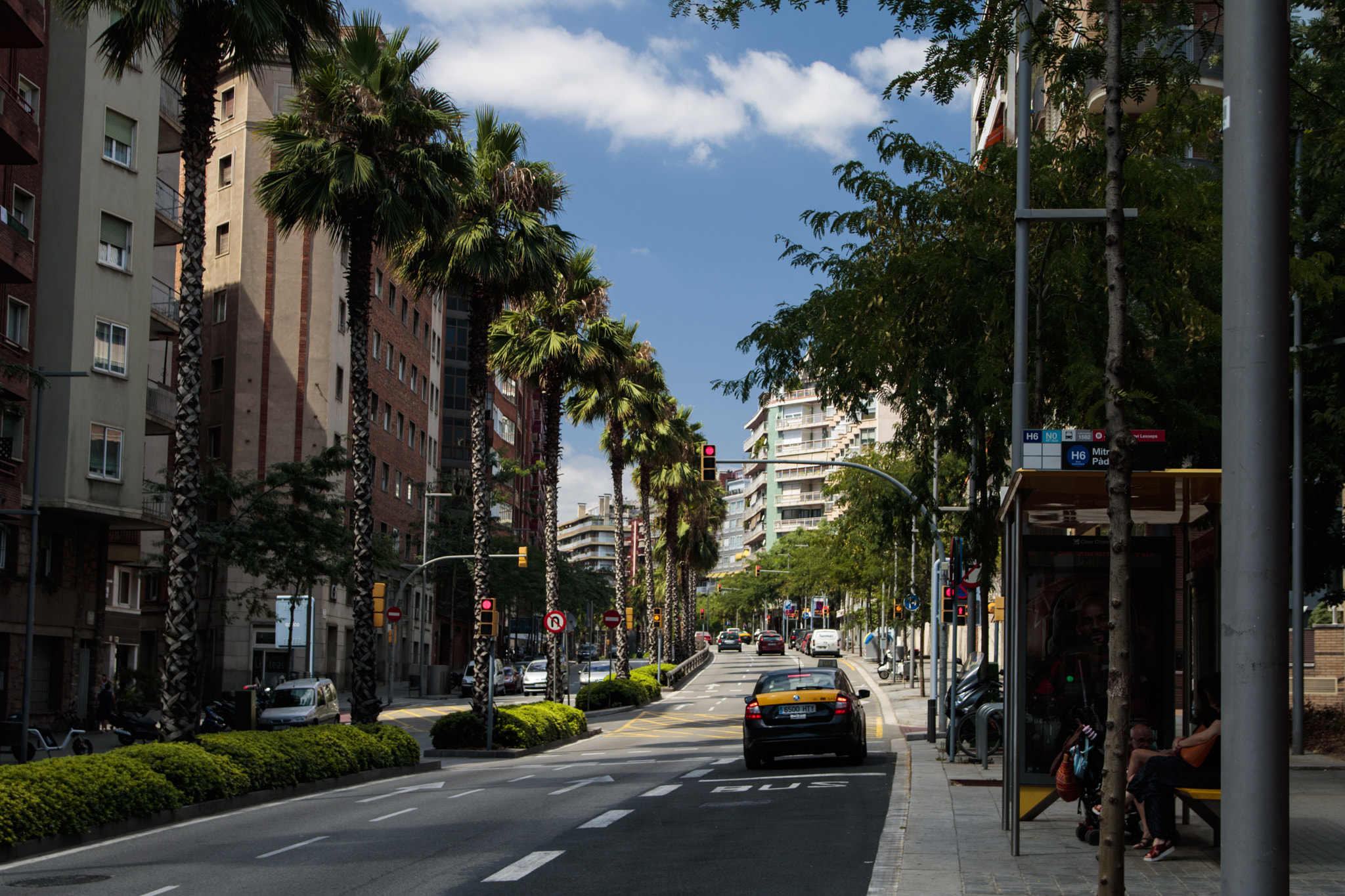 Canon EOS 750D (EOS Rebel T6i / EOS Kiss X8i) sample photo. Barcelona street photography